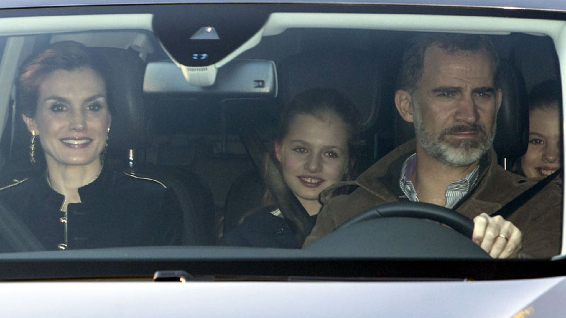 La princesa Leonor y la infanta Sofía, tarde de Reyes con sus padres en casa de su abuelo materno