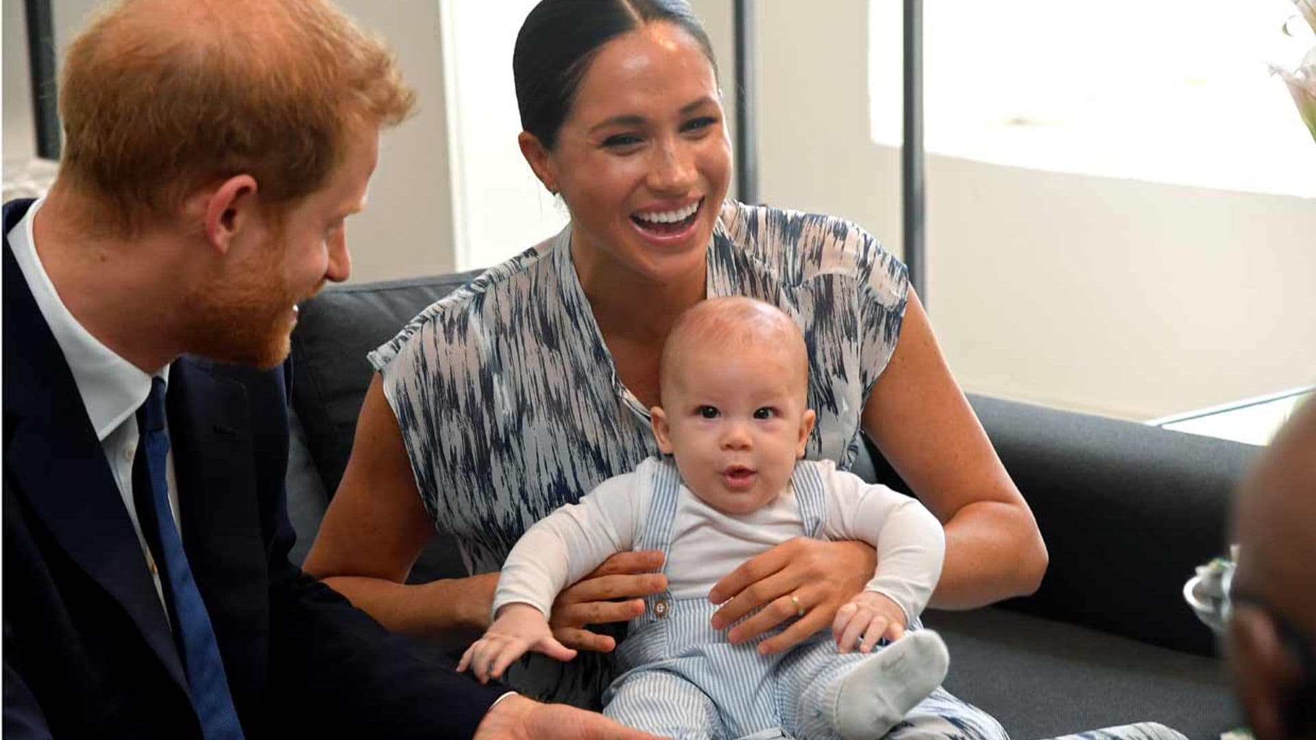 Un risueño Archie asiste a su primer acto oficial con sus padres los duques de Sussex