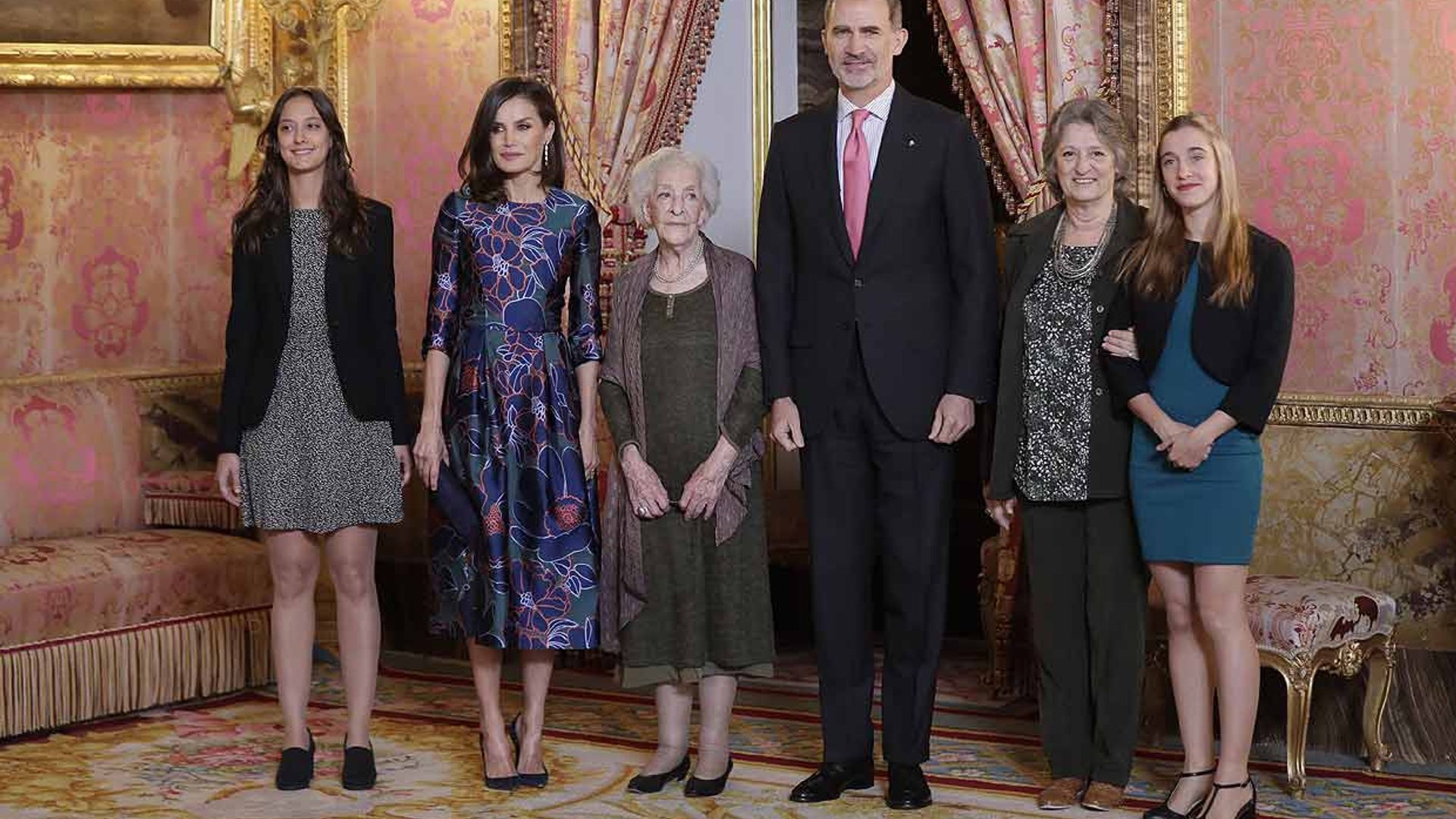 La emoción de las nietas de Ida Vitale, Premio Cervantes, en el almuerzo con los Reyes