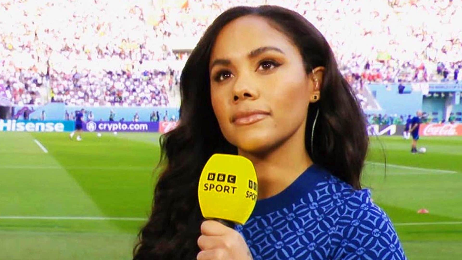 Así es Alex Scott, la reportera que desafía las normas de Qatar