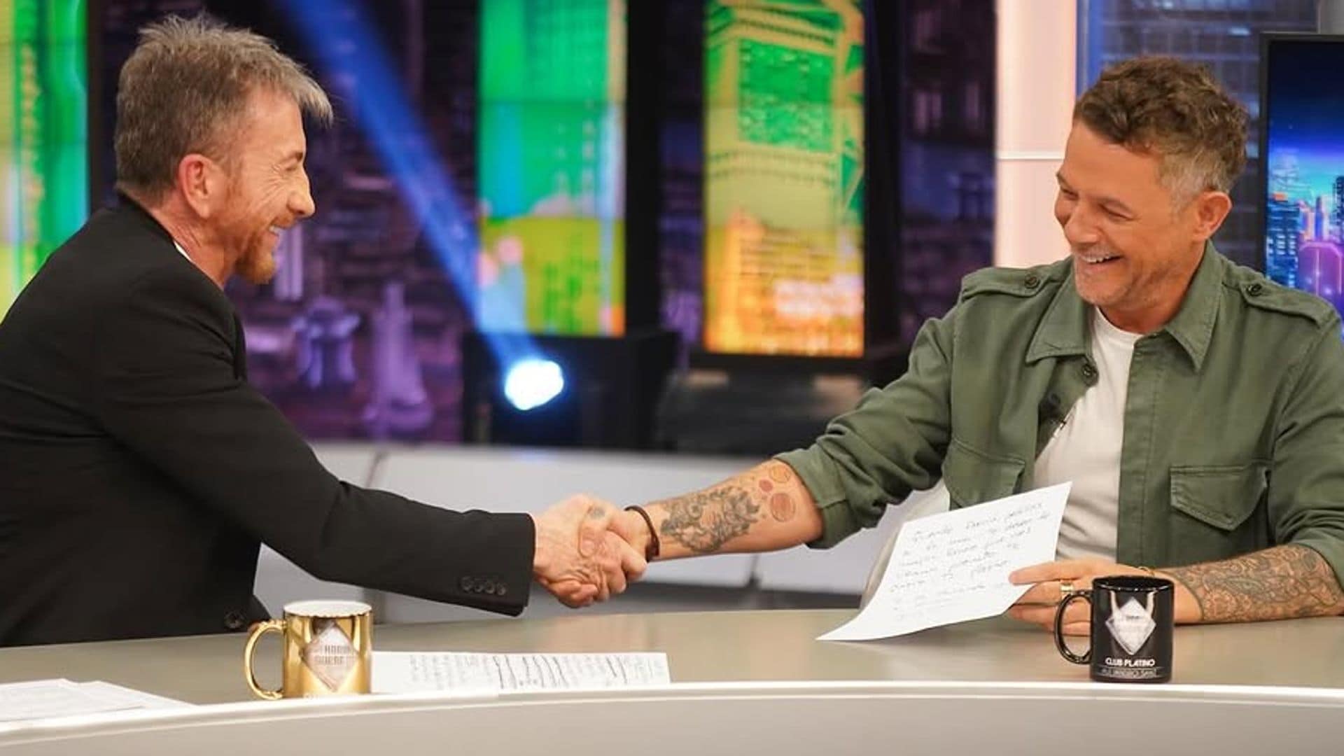 Alejandro Sanz consigue en 'El Hormiguero' que Pablo Motos firme la paz con David Broncano