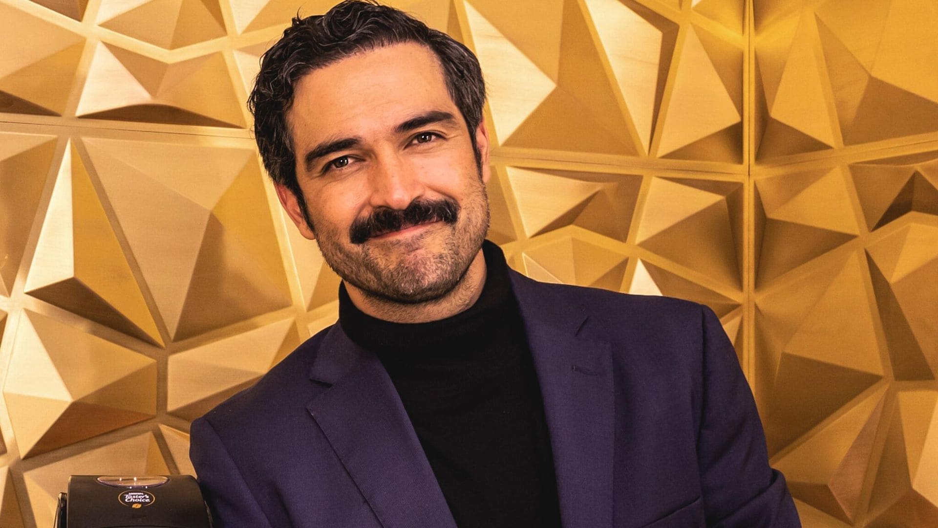 Alfonso Herrera sorprende a sus fans al presentar a su nuevo bebé