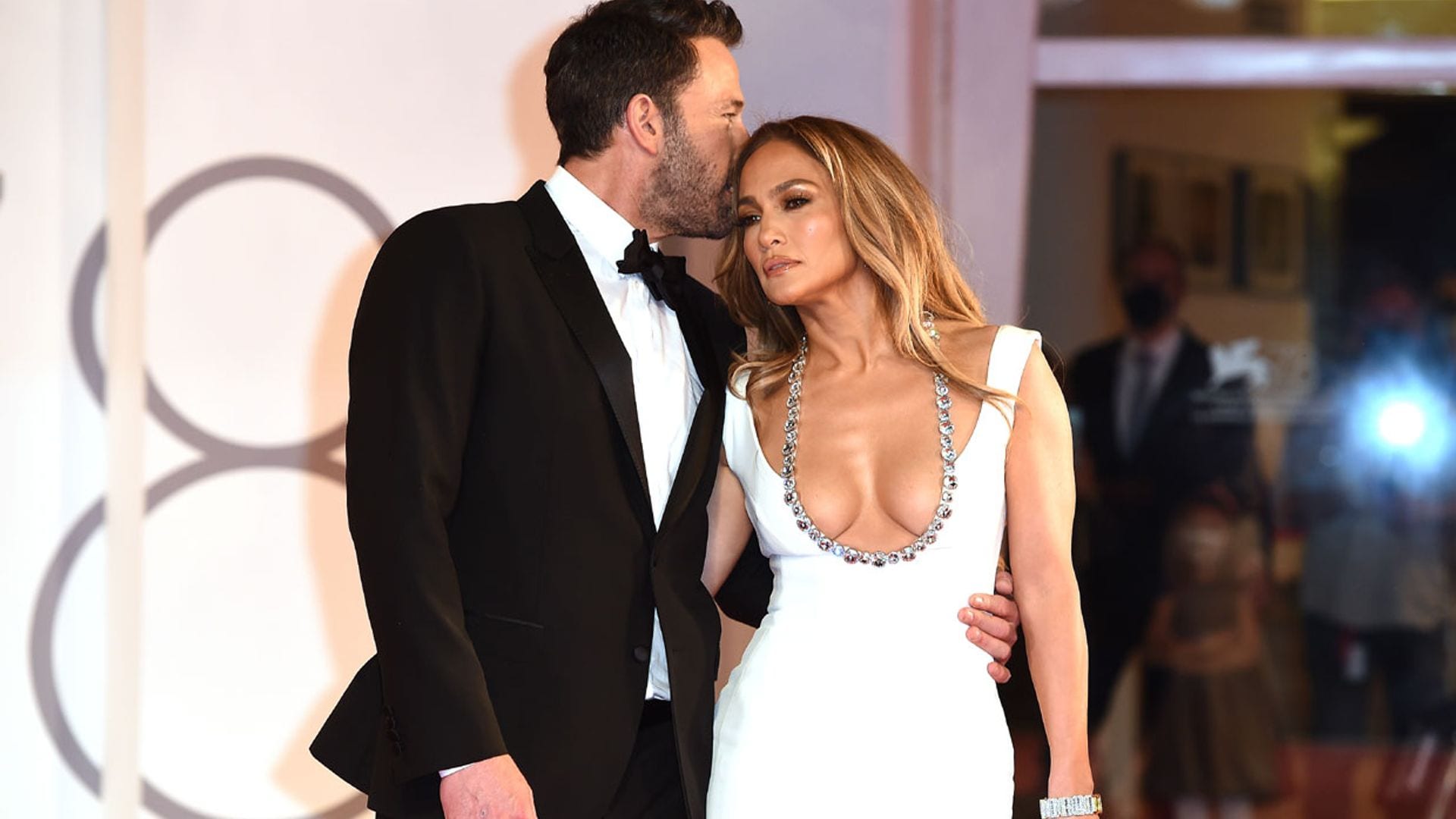 Jennifer Lopez vuelve a la alfombra roja imponente, de blanco y con Ben Affleck