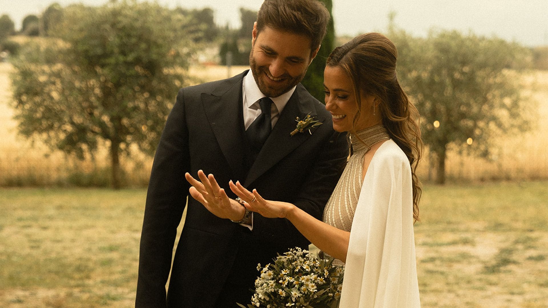 Capa, cuello 'halter' y detalles joya: el vestido de novia de Anuka en su boda en la Costa Brava