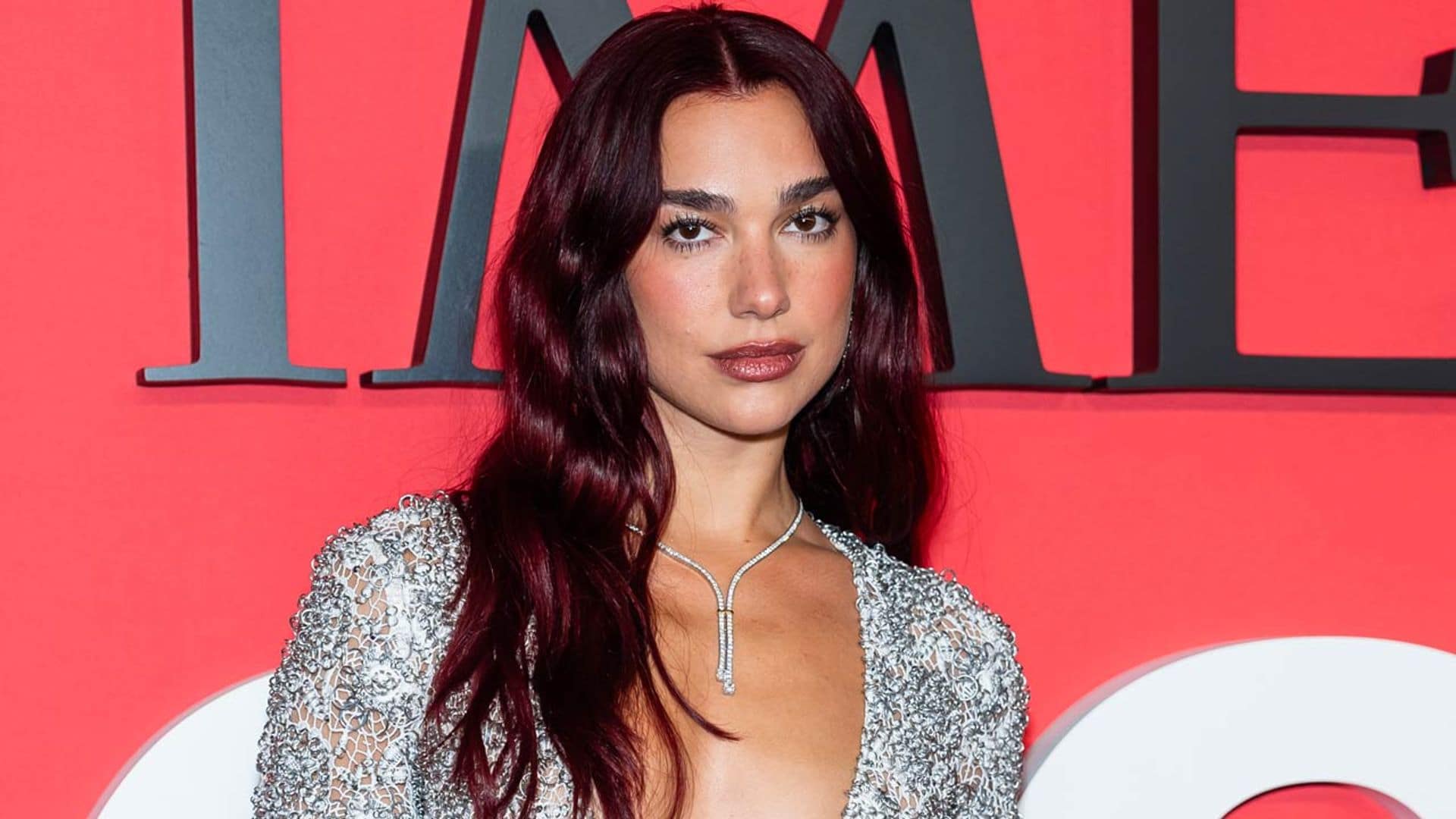 Dua Lipa se copia a sí misma con un vestidazo escotado de encaje y anillas de aluminio