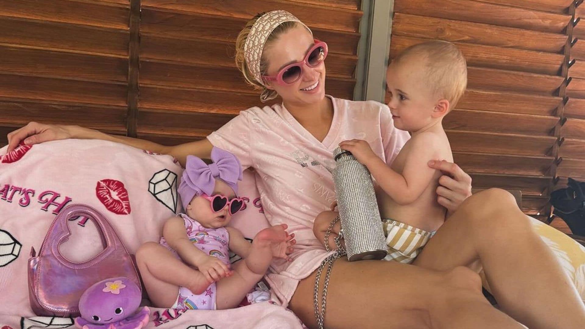 Paris Hilton revive sus vacaciones de la infancia con sus dos hijos