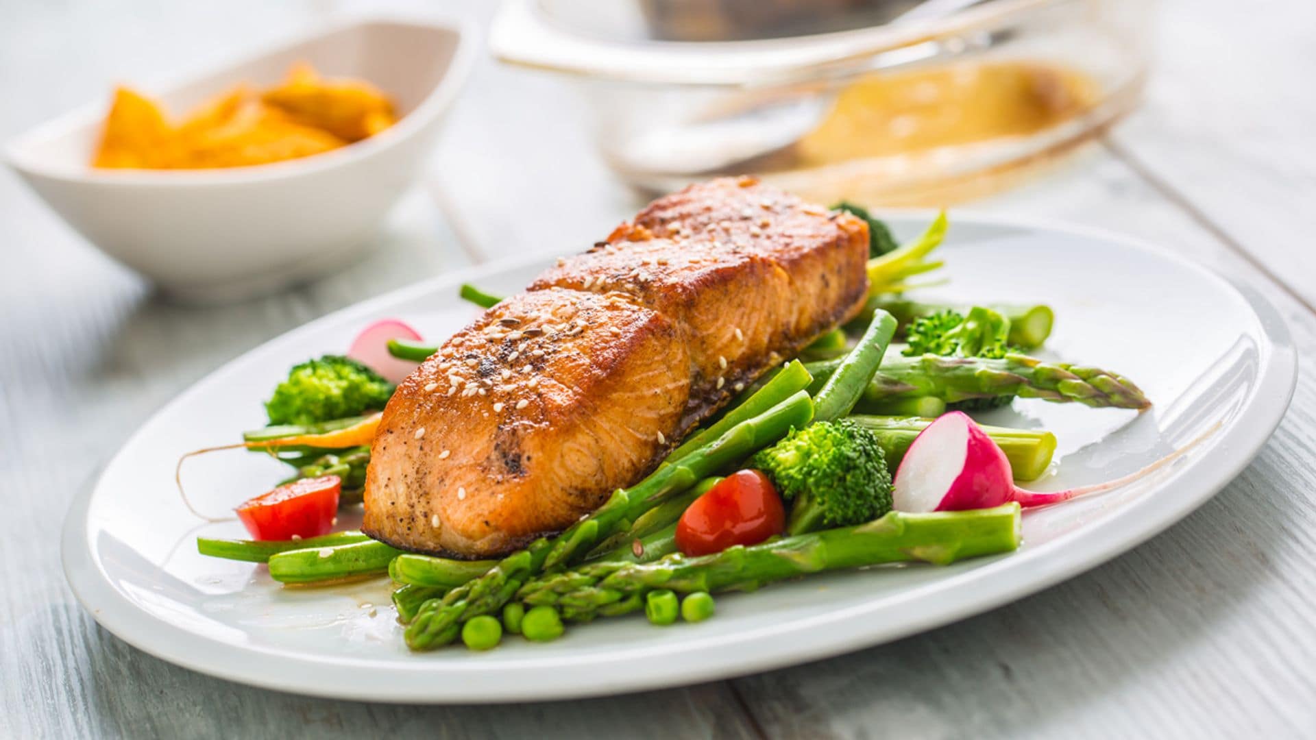 Salmón a la plancha con verduras de primavera