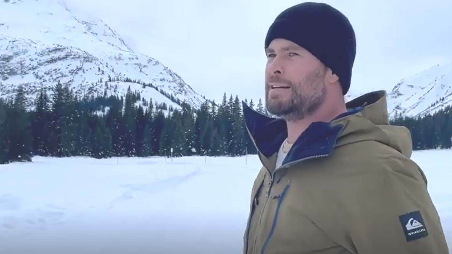 Chris Hemsworth se divierte como un niño: en bañador y ¡sumergido en la nieve!