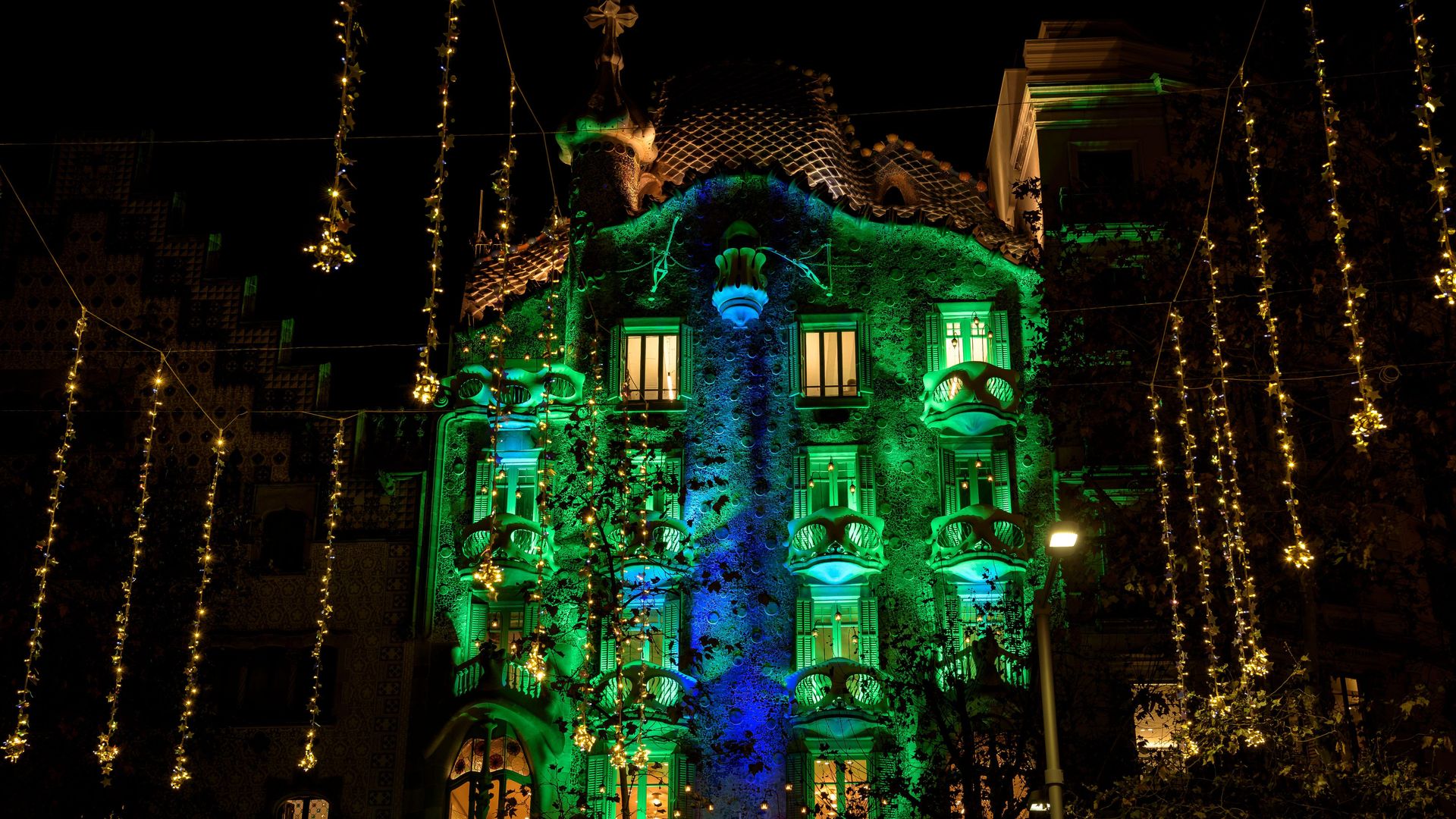 Casa Batlló iluminada.  Luces de Navidad 2024-2025 en Barcelona: calles iluminadas, horarios y novedades