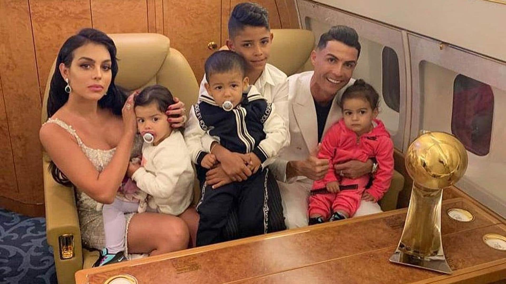 En familia y con premio incluido, Georgina Rodríguez y Cristiano Ronaldo terminan sus vacaciones en la playa