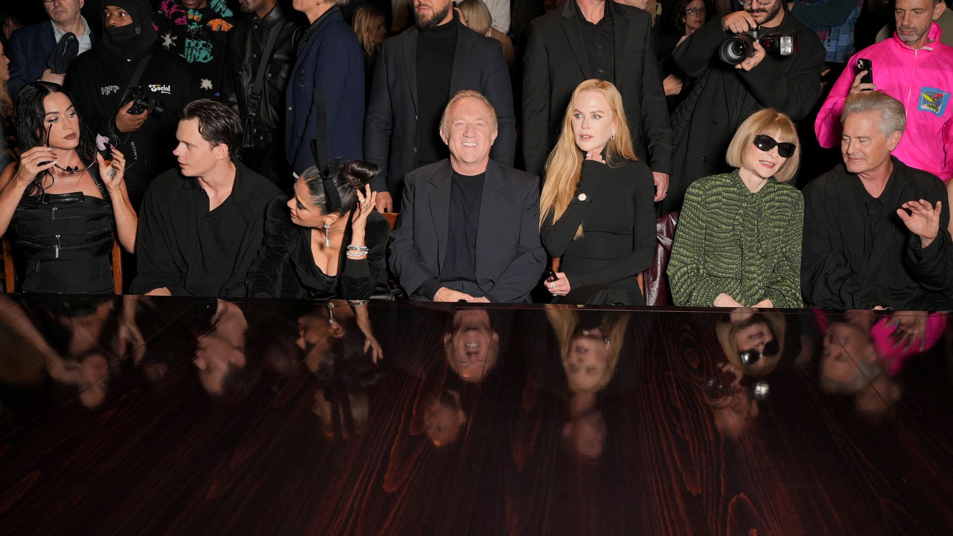 Katy Perry, Bill Skarsgård, Salma Hayek, Francois-Henri Pinault, Nicole Kidman, Anna Wintour y Kyle MacLachlan en el front-row del desfile de Balenciaga en Paris Fashion Week