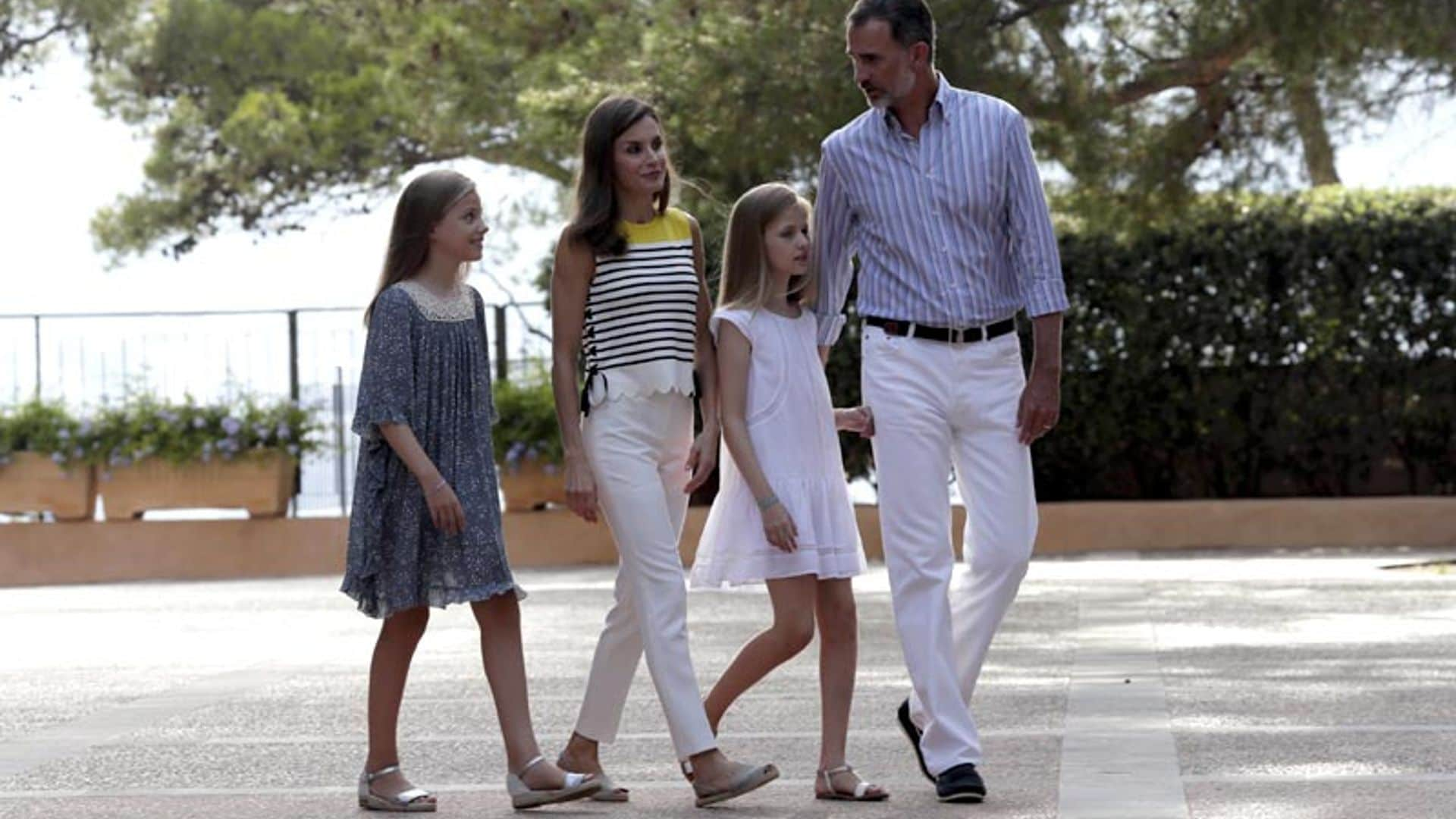 Sandalias, bailarinas, mocasines... ¿En qué firmas confía la reina Letizia cuando se baja de los tacones?