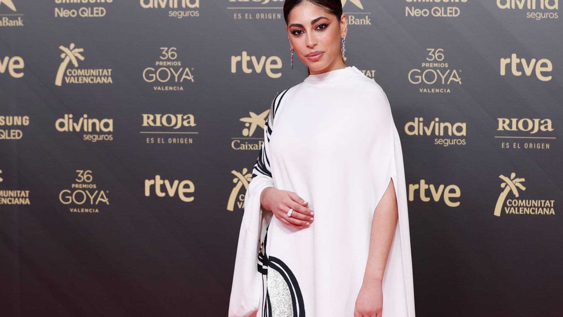 Mina El Hammani dice sí al look minimalista de las divas italianas