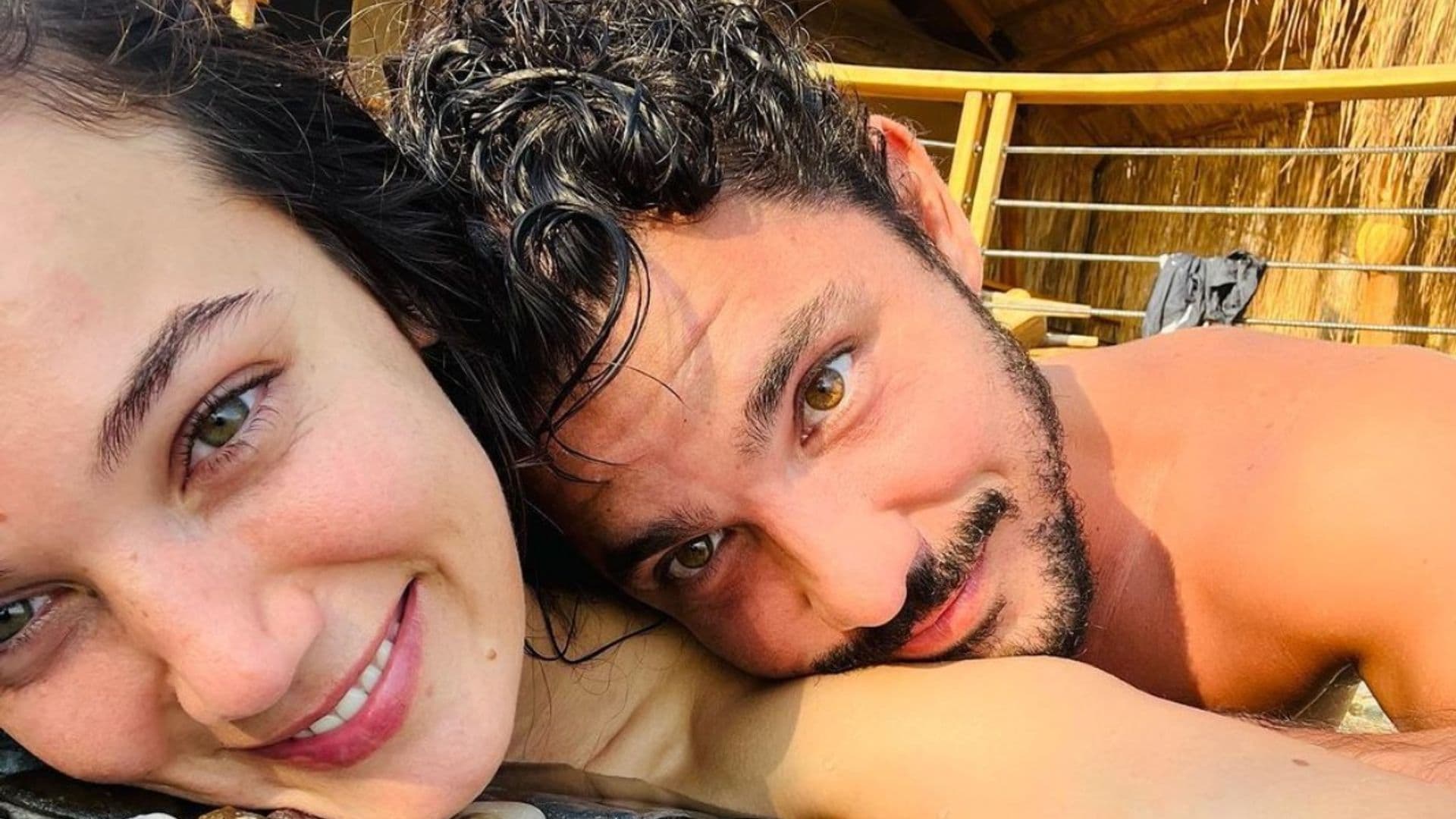 El ex de Hande Erçel ('Love is in the air') rehace su vida con otra de las actrices turcas del momento y tenemos la prueba