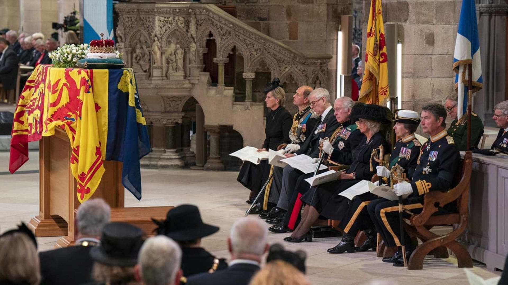 Carlos III, acompañado de Camilla, sus hermanos y sus cuñados asiste a la despedida de Isabel II en Escocia