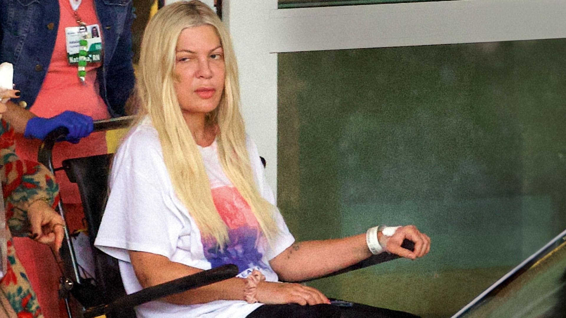 EN IMÁGENES: Tori Spelling sale magullada del hospital y pasa de vivir en una mansión de 120 millones a una autocaravana