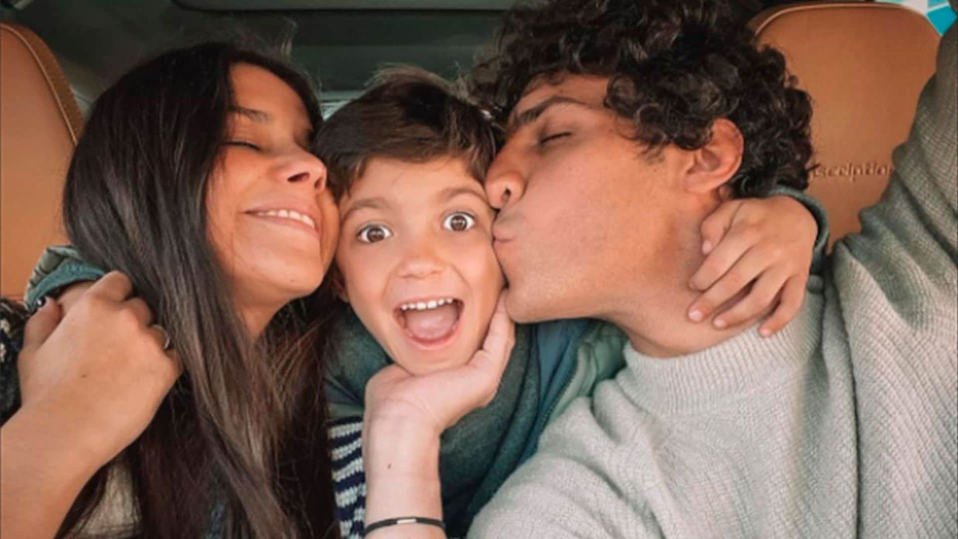 La alegría del hijo de María García de Jaime y Tomás Páramo con la llegada de su hermanita... ¡y su regalo!