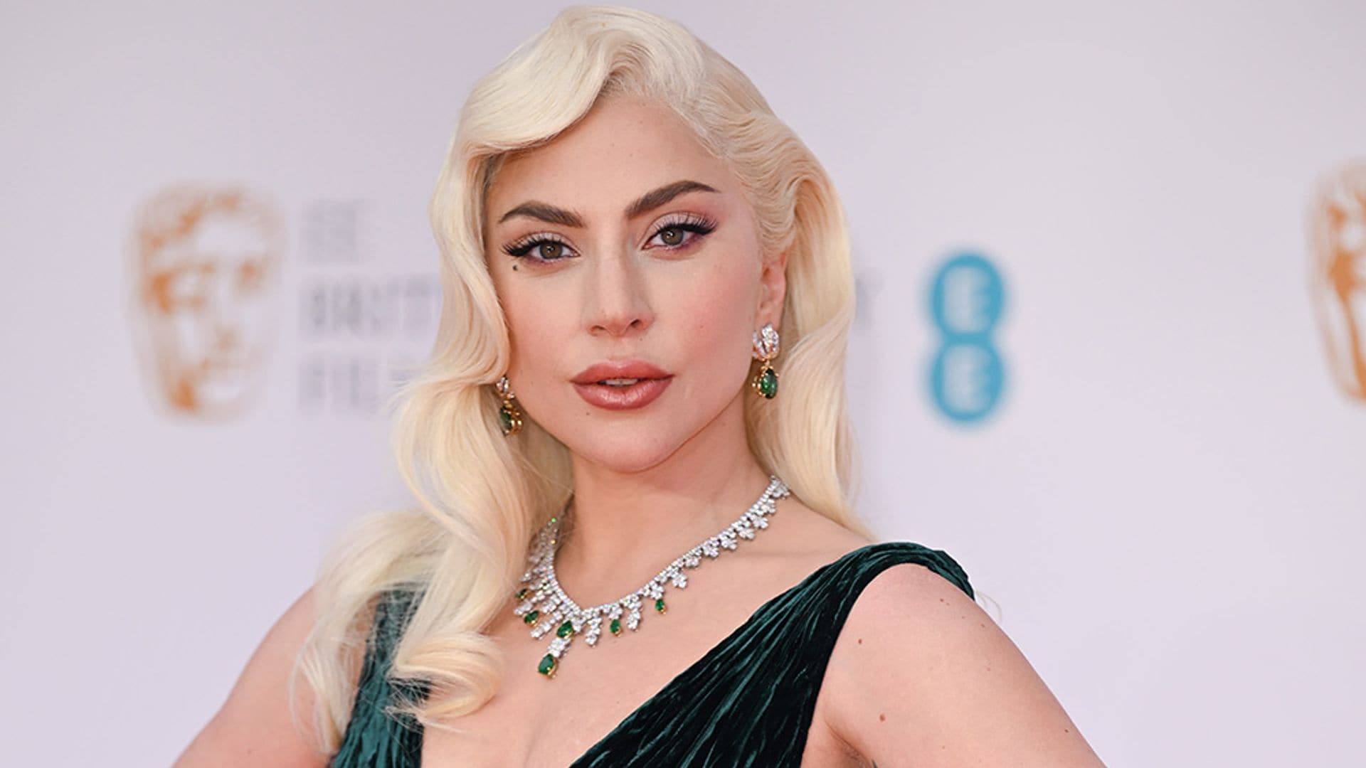 Lady Gaga relanza su línea de maquillaje con cosméticos veganos y a todo color
