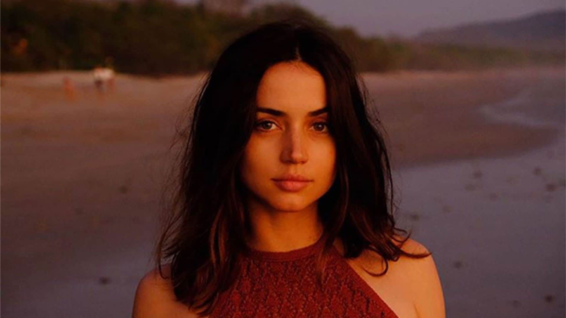 Ana de Armas confirma que está enamorada tras sus románticas imágenes con Ben Affleck publicadas en ¡HOLA!