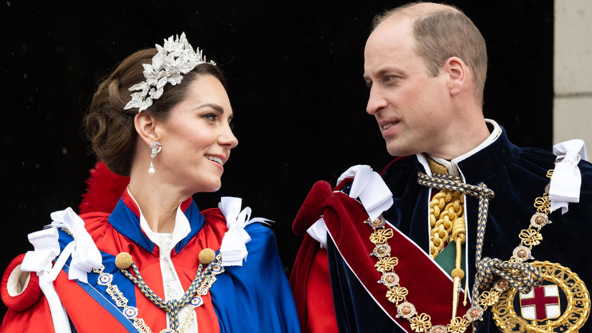 Carlos III recuerda que el futuro es de los príncipes de Gales con un simbólico gesto en su momento más delicado