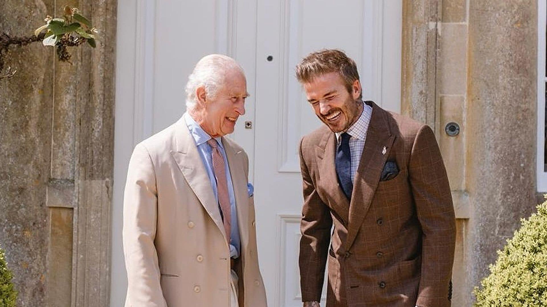 David Beckham, nombrado embajador del Rey por Carlos III: un divertido encuentro lleno de risas, ¡y consejos de apicultura!