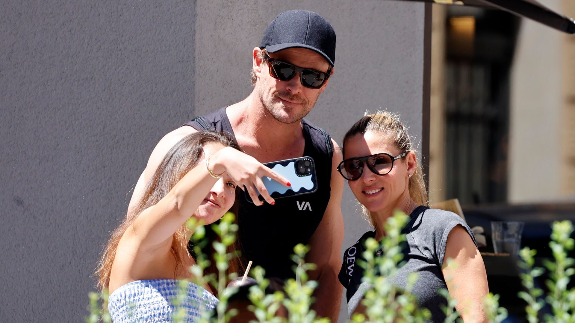 Elsa Pataky y Chris Hemsworth, de Barcelona a Madrid en familia entre paseos y selfies con los fans