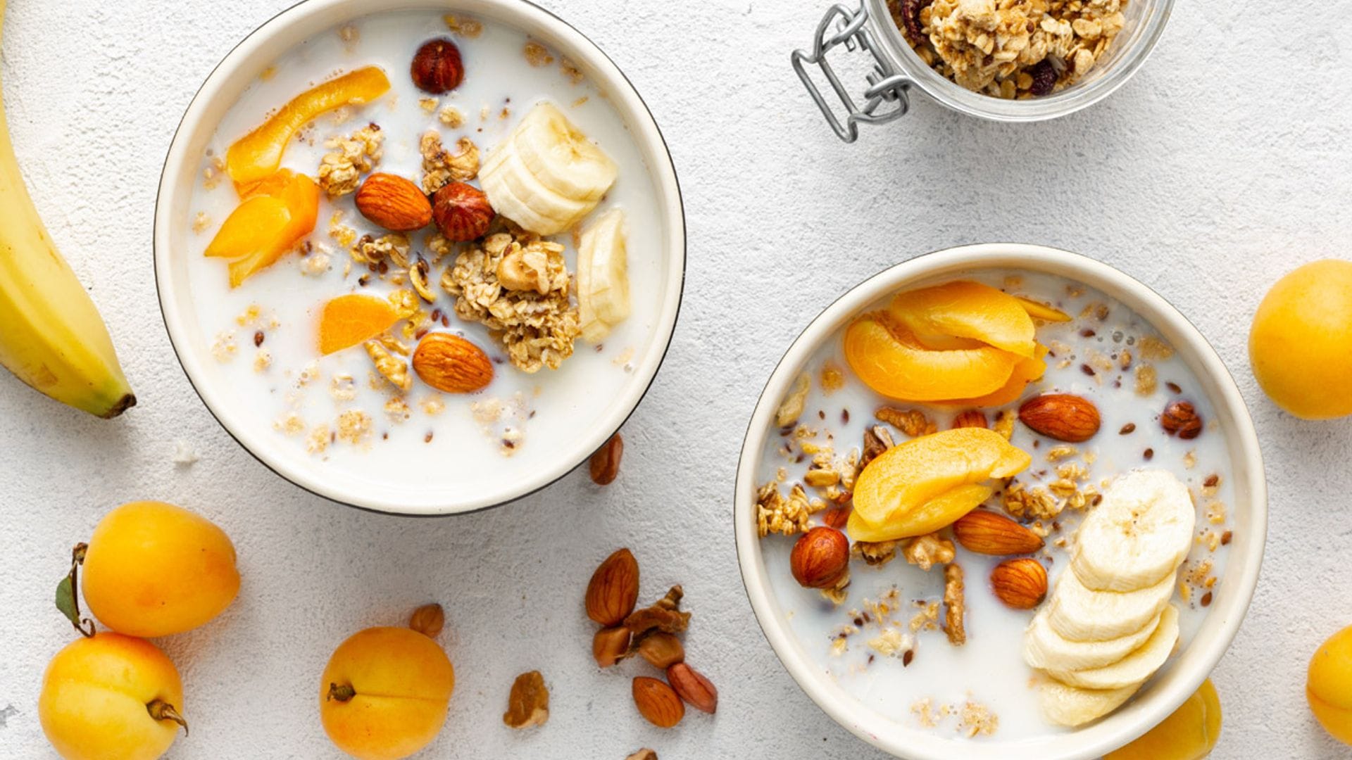 'Bowl' de leche de almendras con albaricoque, plátano y granola