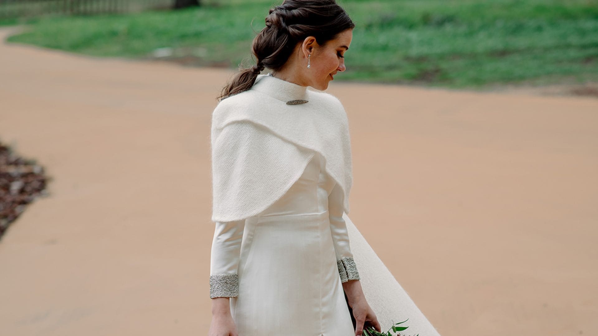 La boda (con lluvia) de Inés, la novia del vestido con capa desmontable que se casó en Madrid