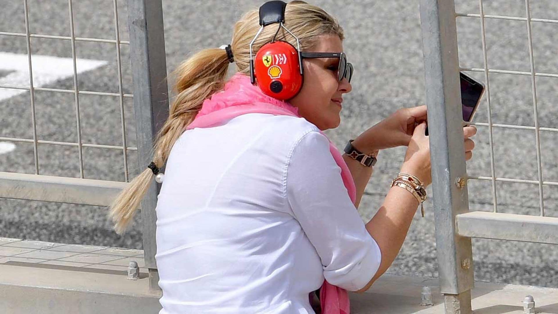 Corinna Schumacher, espectadora de excepción en el debut de su hijo al volante de un Ferrari