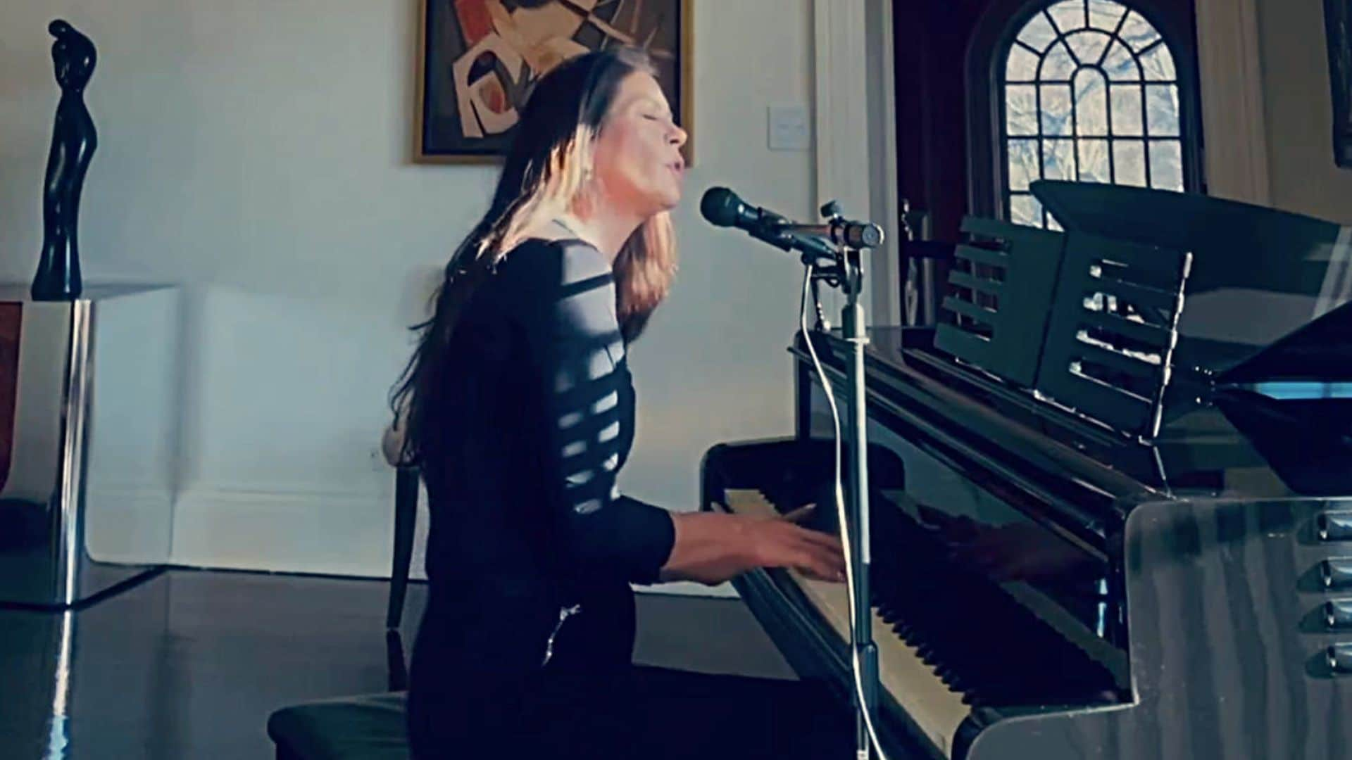 Catherine Zeta-Jones impresiona con su talento cantando y tocando el piano