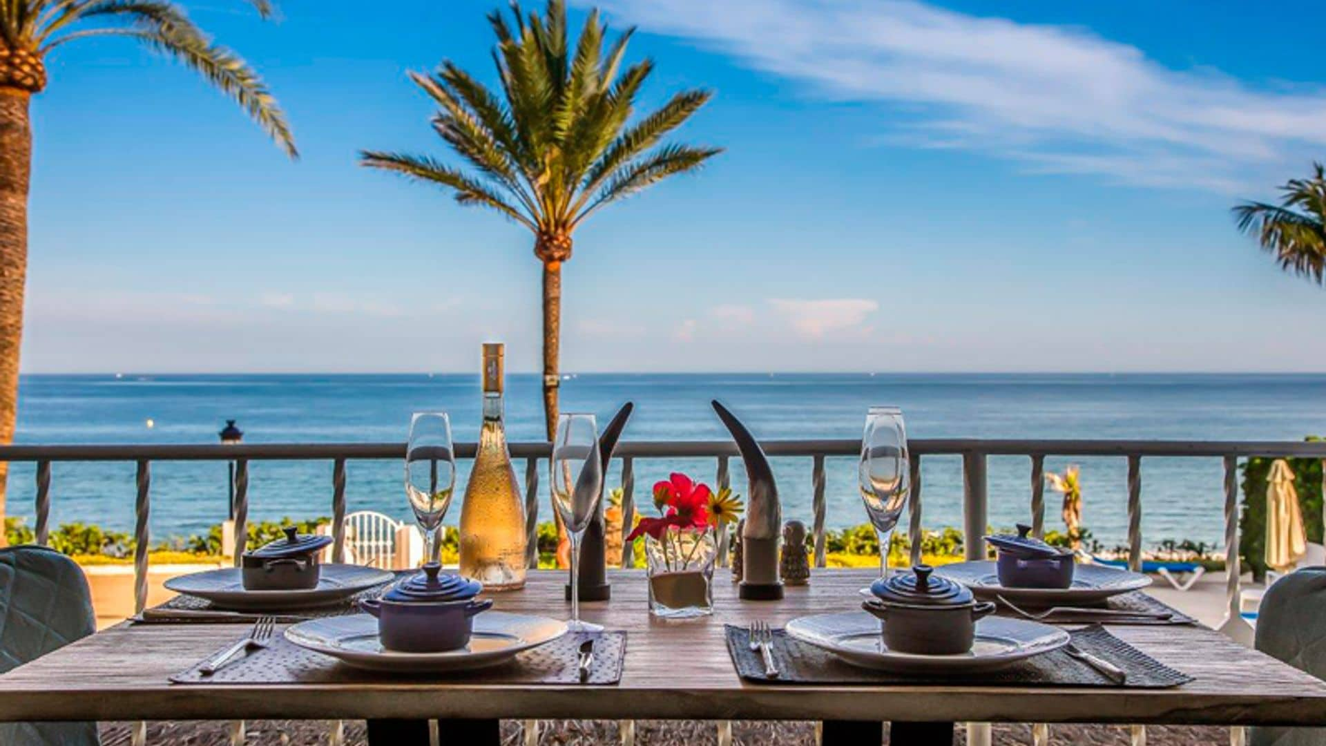 Terrazas en azul marino: comer y cenar con vistas al mar