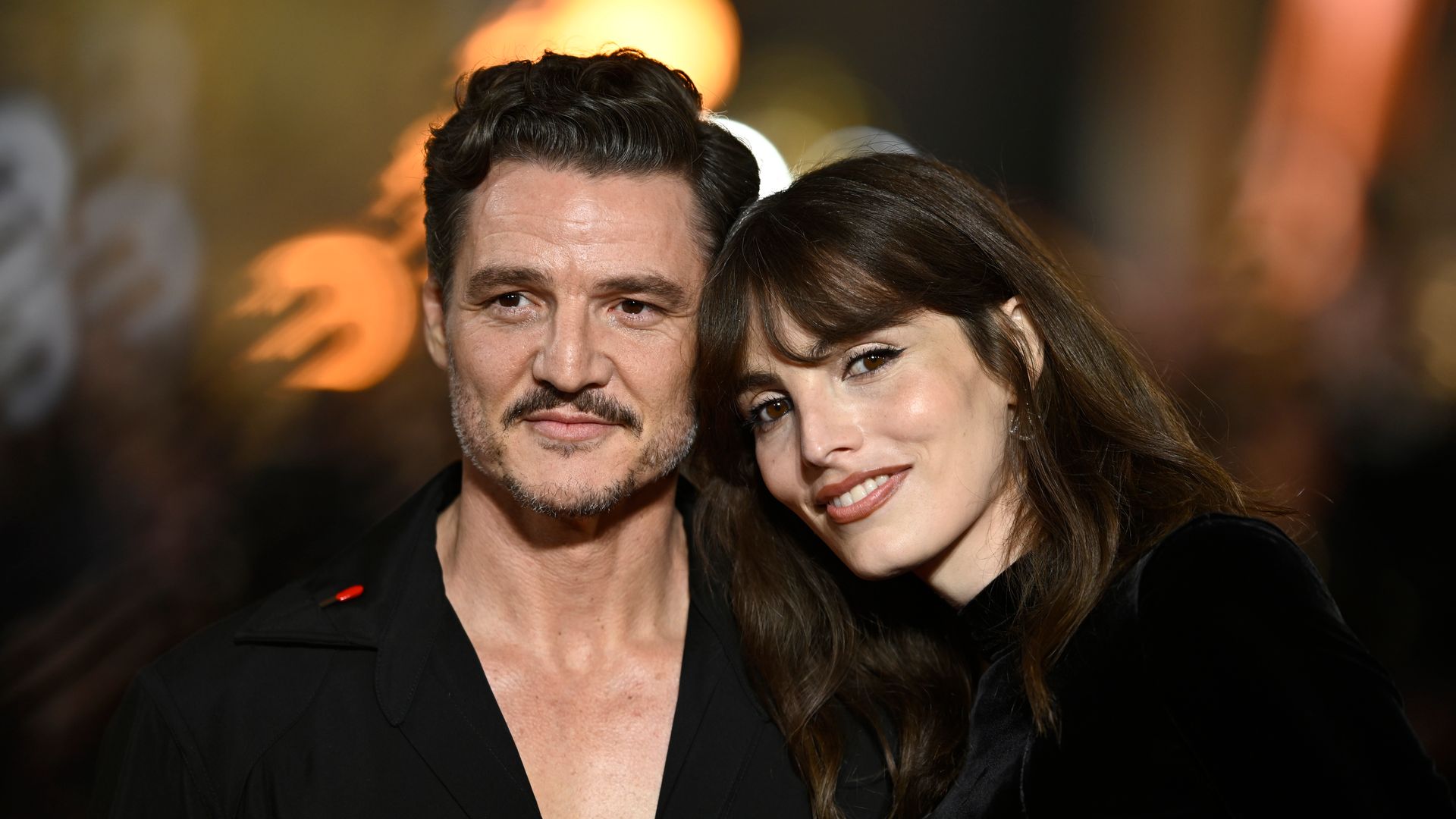 Así es Lux, la hermana de Pedro Pascal, que ha eclipsado al actor en una alfombra roja