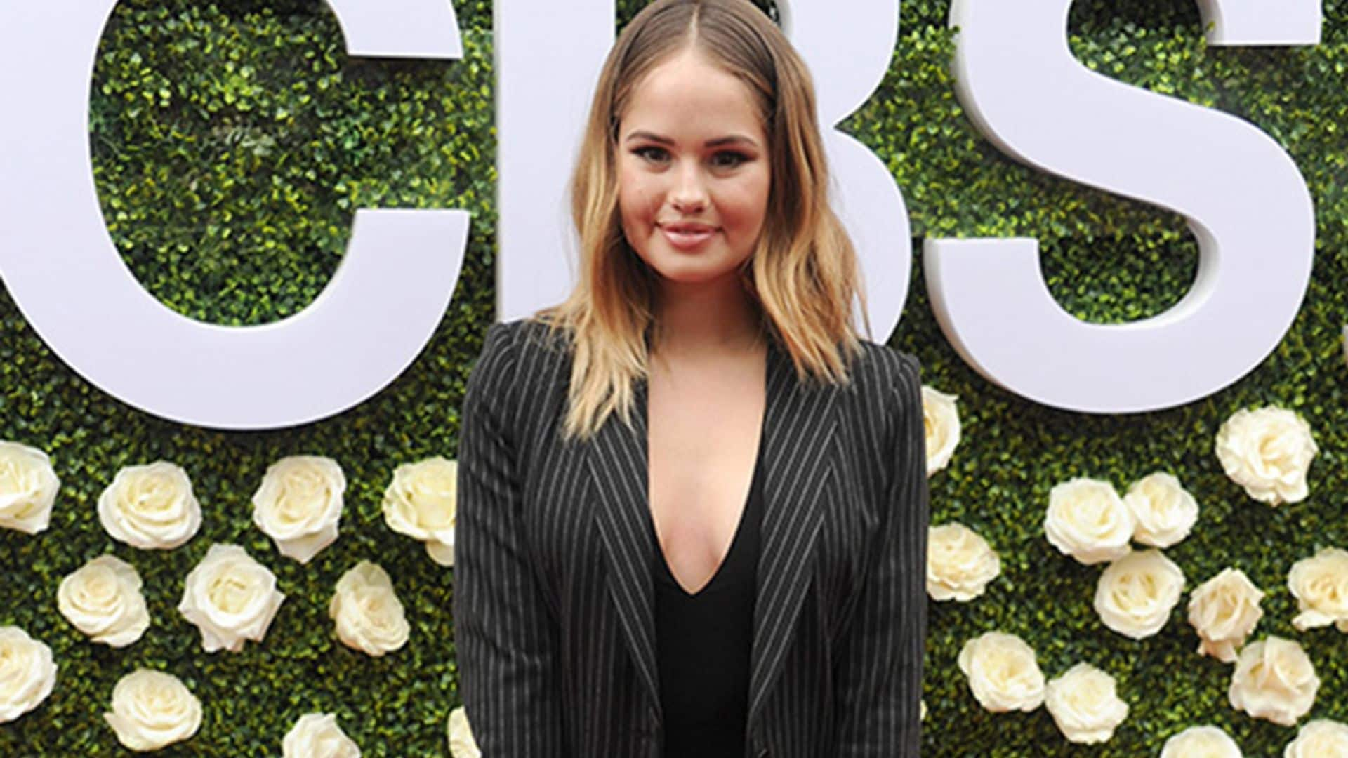 Súmate al 'total black' como Debby Ryan y apuesta por lo seguro