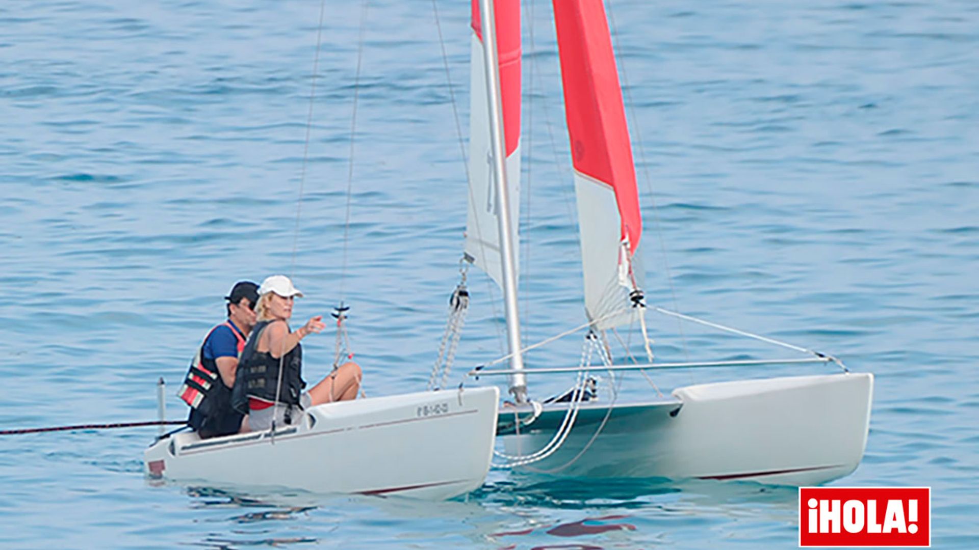 EXCLUSIVA:  Ana Duato presume de tipazo y navega en catamarán por las calas de Ibiza