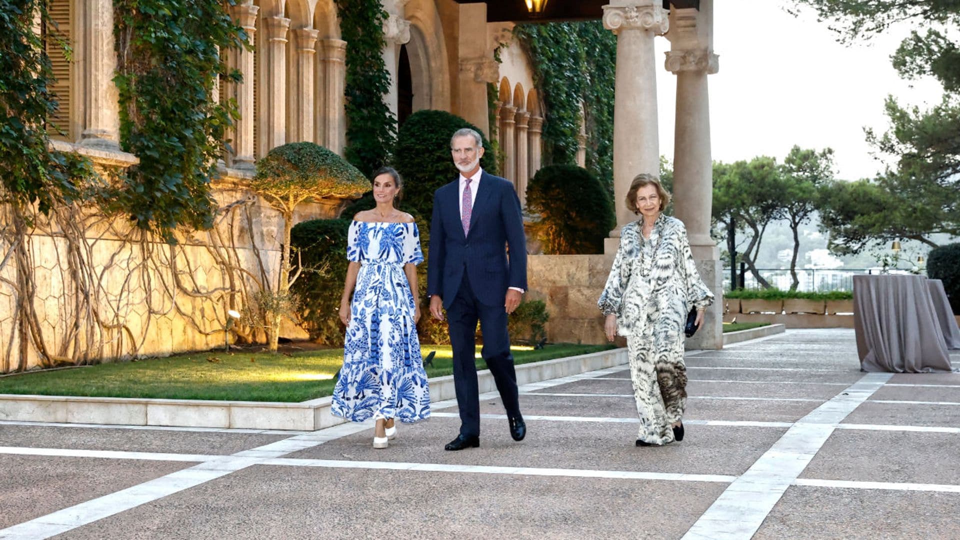 Los Reyes, junto a doña Sofía, reciben a la sociedad balear en el Palacio de Marivent