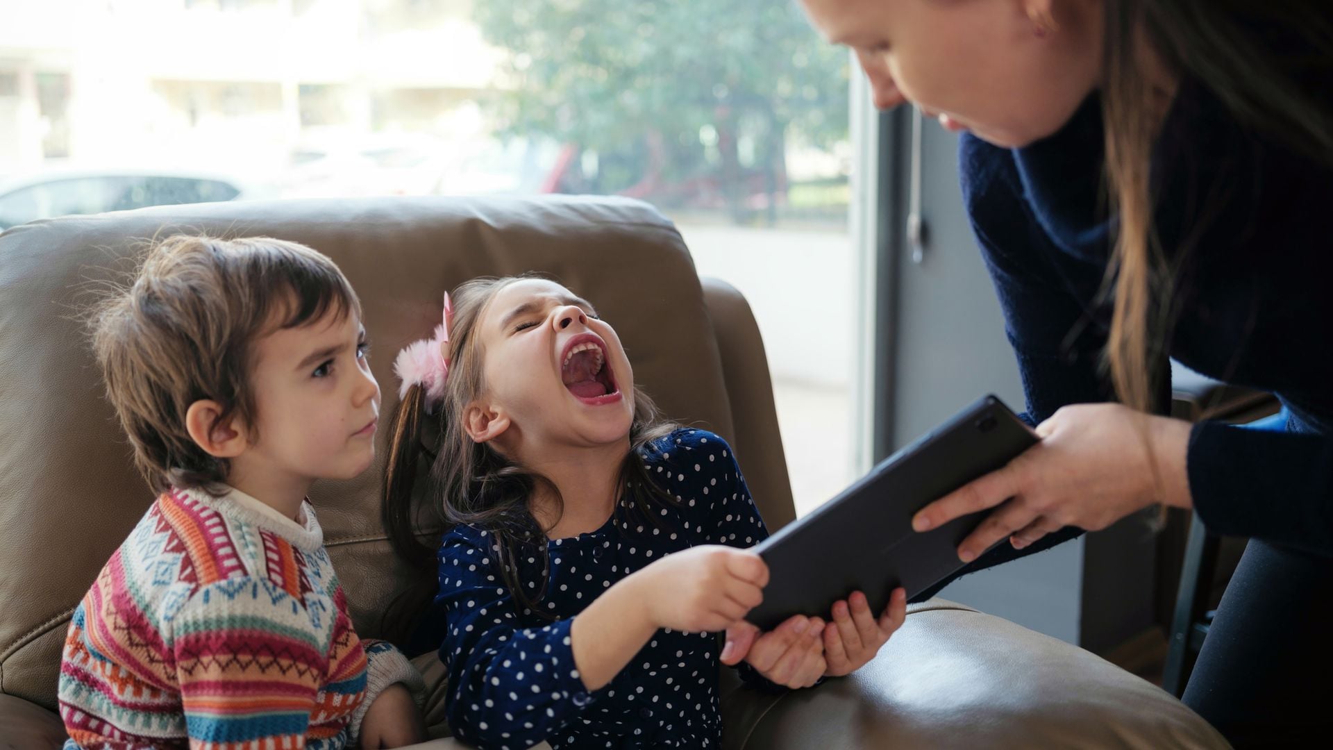 Madre intenta quitar la tablet a sus hijos