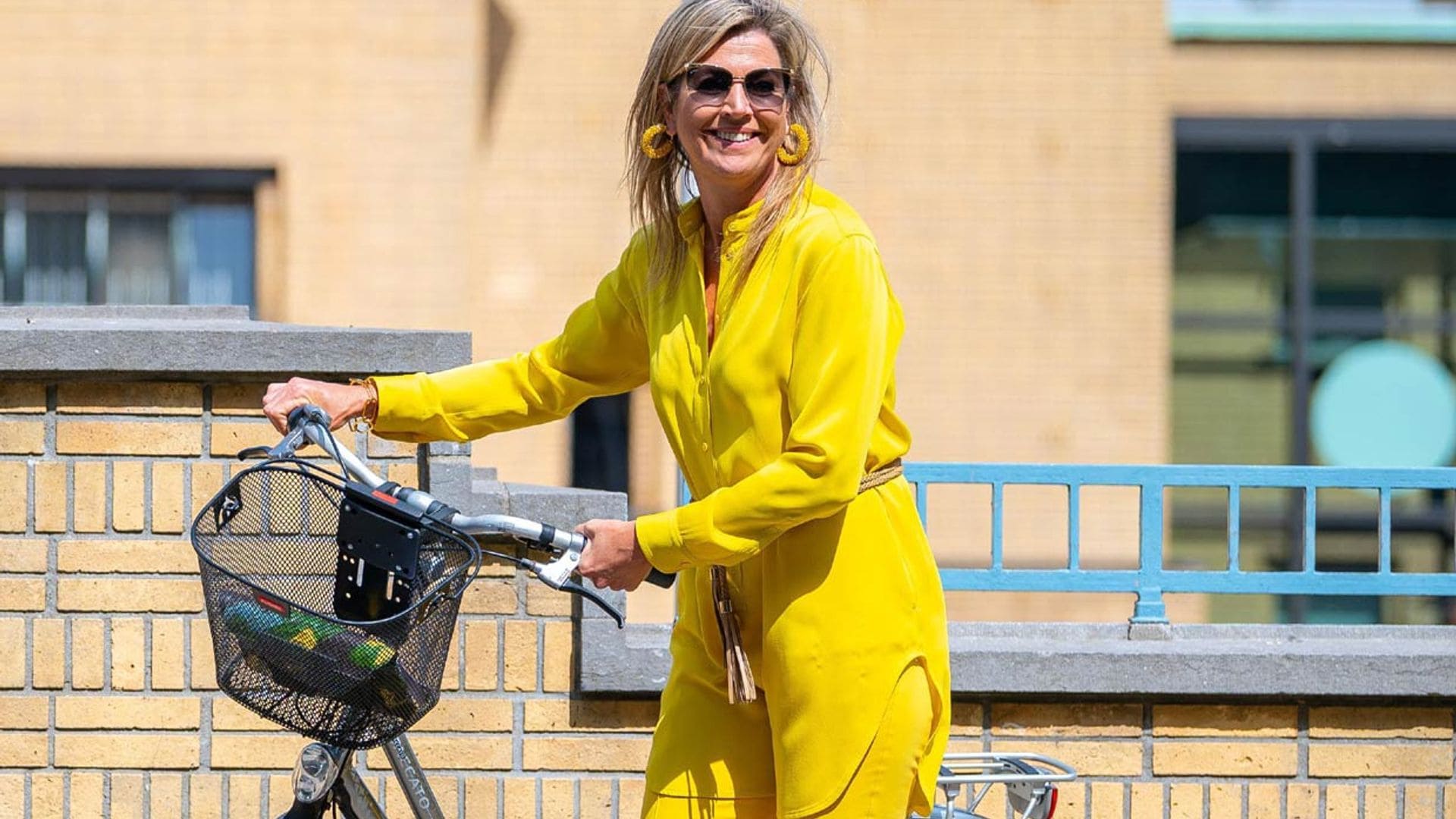 Vuelve el traje amarillo que Máxima estrenó en 2001 y siempre lleva con calzado plano