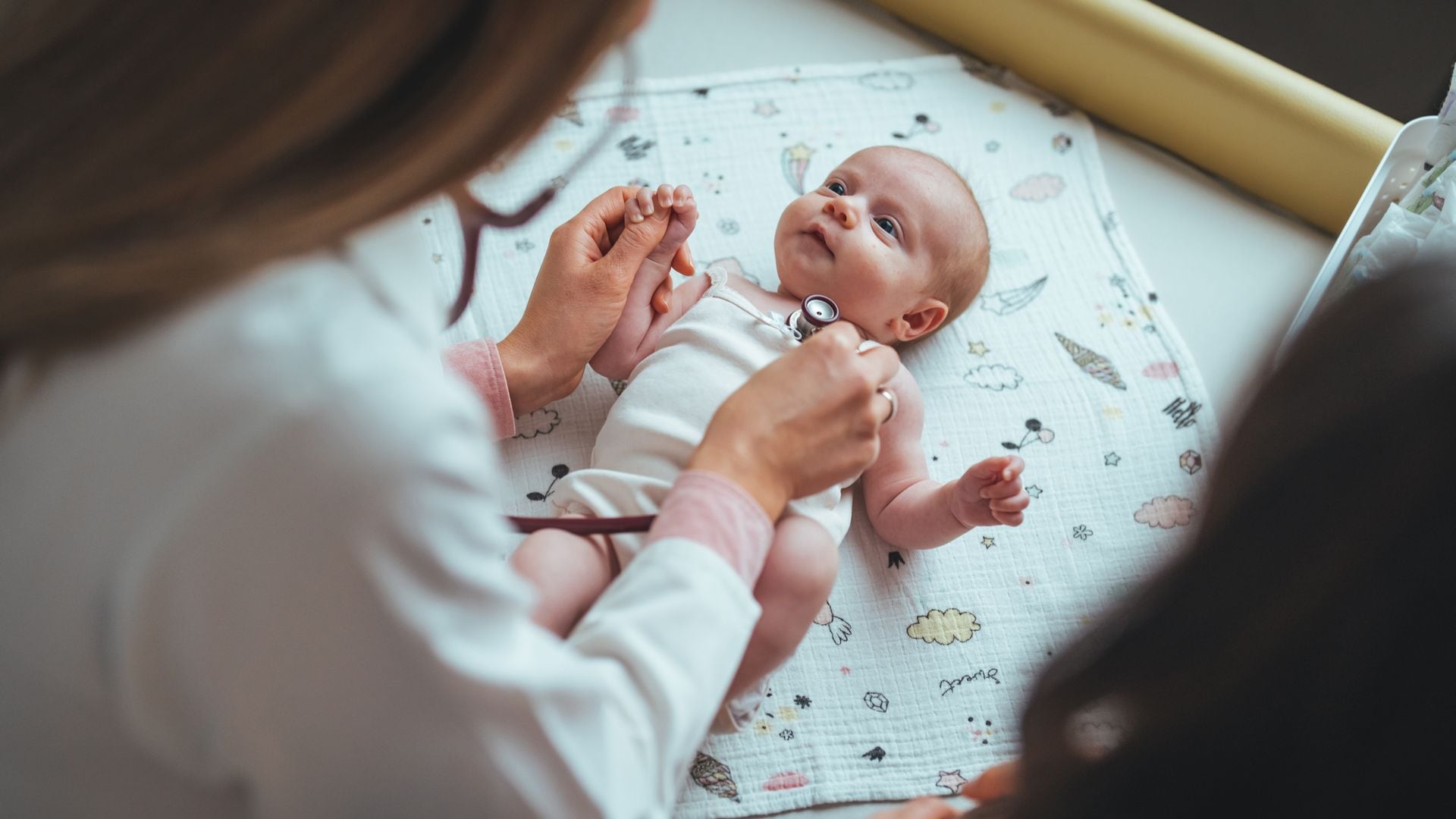 Pediatra examinando a un bebé