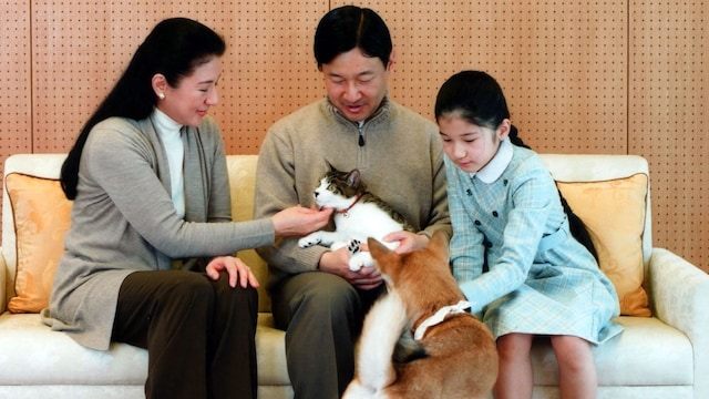 Los emperadores Naruhito y Msako con su hija, la princesa Aiko, en febrero de 2011