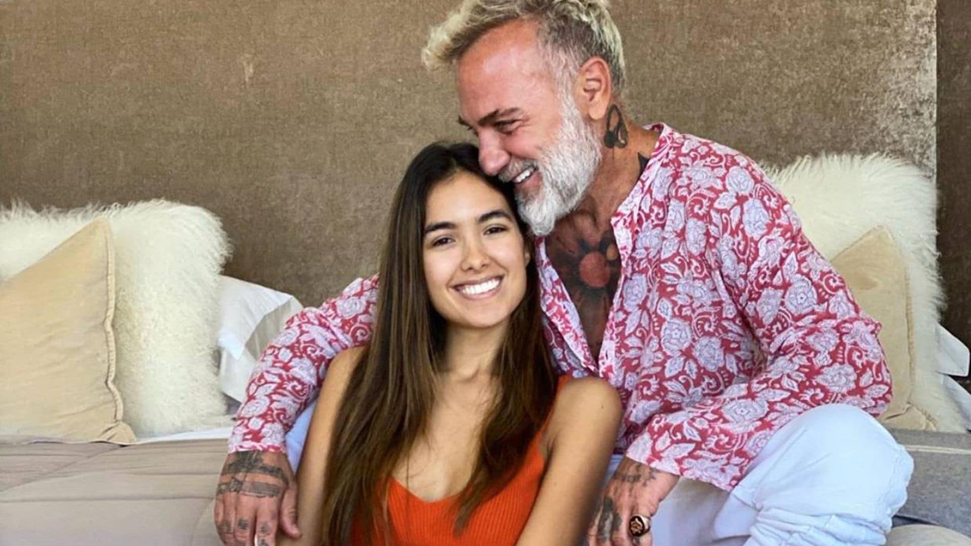 Muy acaramelado y junto al mar: Gianluca Vacchi muestra la primera imagen de su novia embarazada