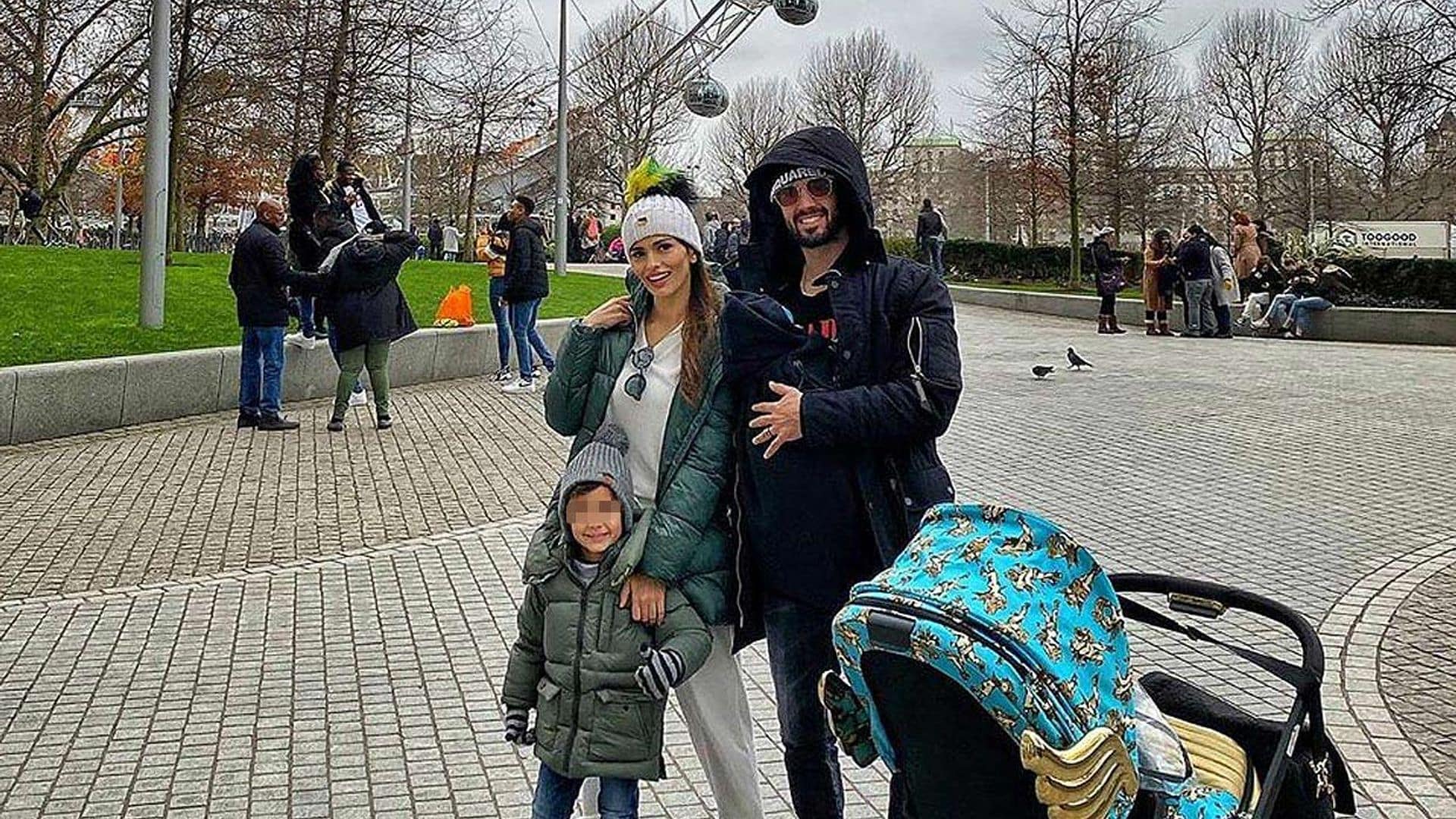 ¡Ahora Londres y con su hermano! Theo, el hijo de Sara Sálamo e Isco Alarcón, ya es todo un bebé viajero