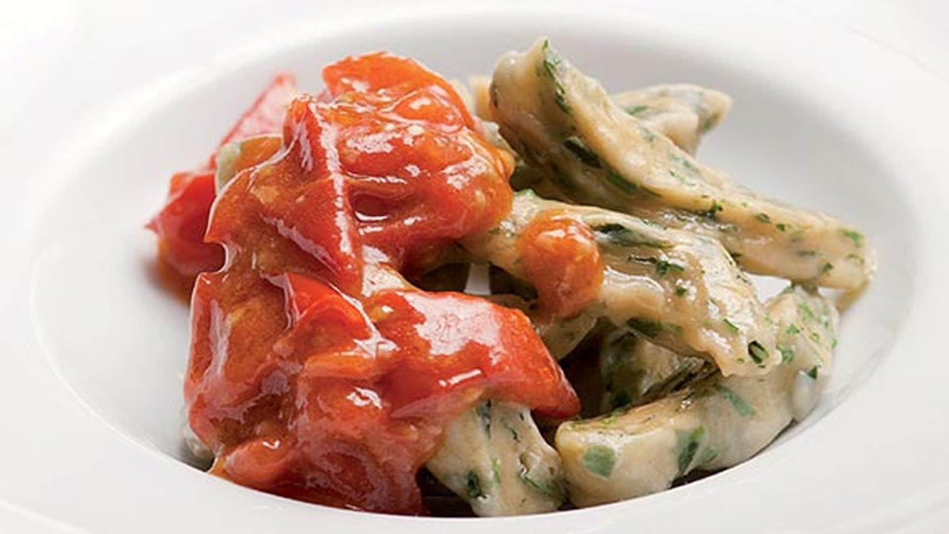 Pasta de hierbas con salsa de tomate y albahaca