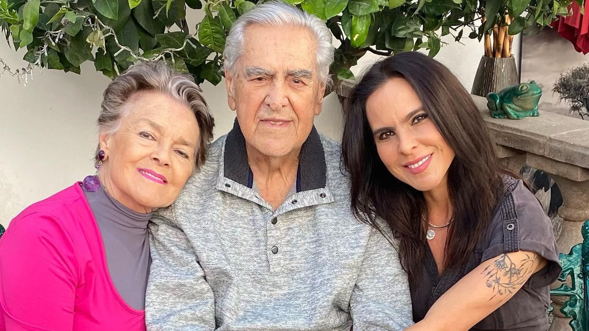 Papá de Kate del Castillo le sugiere adoptar para convertirlo en abuelo