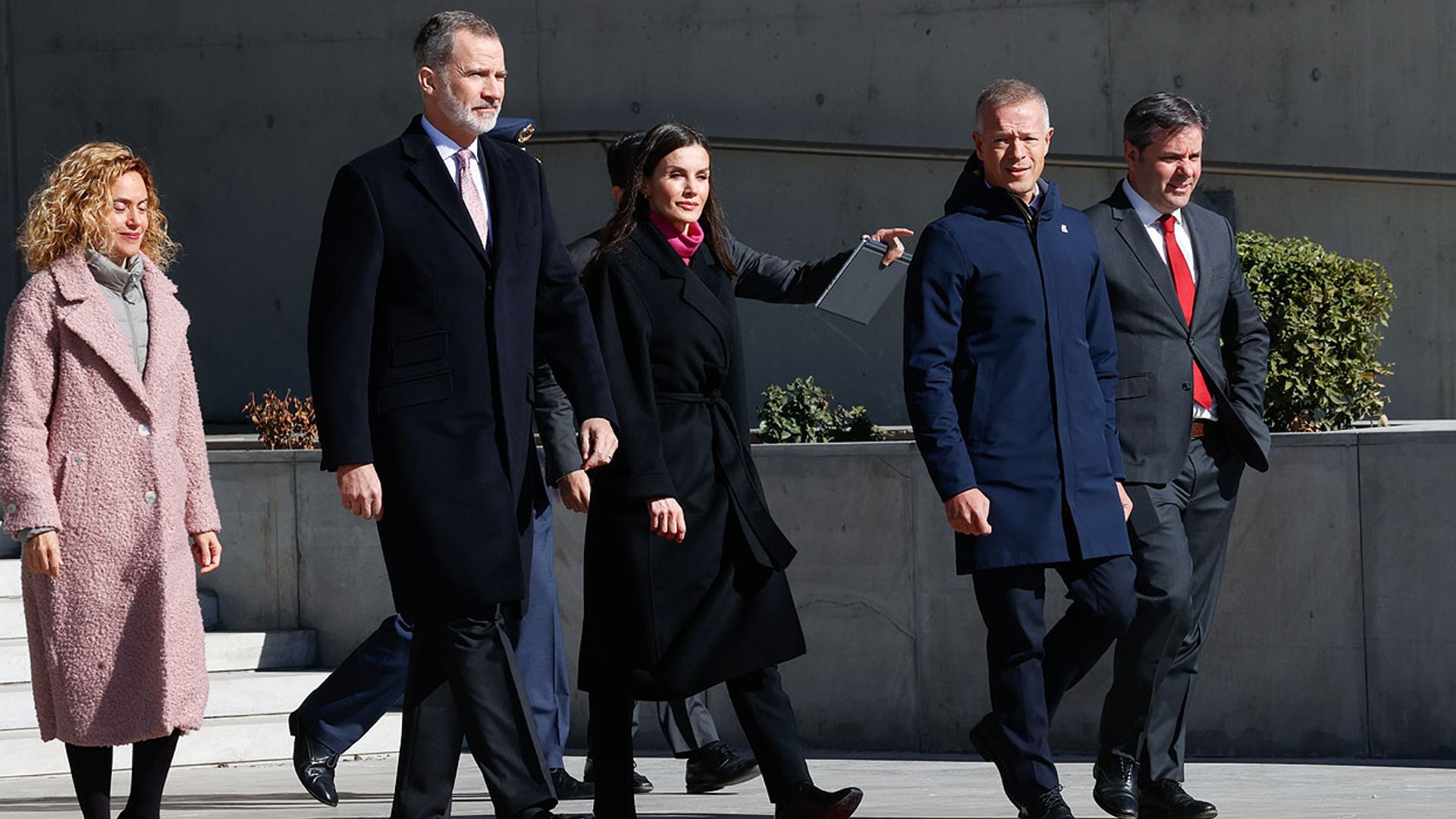 Los Reyes son despedidos con honores en el aeropuerto de Barajas antes de su primer viaje de Estado a Angola