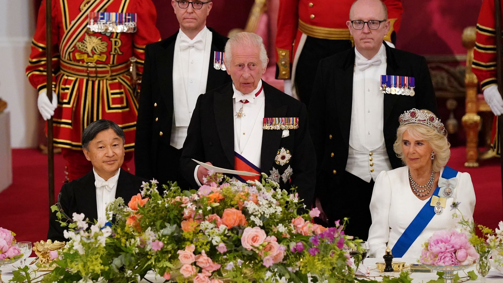La piña marca la diferencia: así se distinguen los banquetes de Carlos III de los de su madre Isabel II