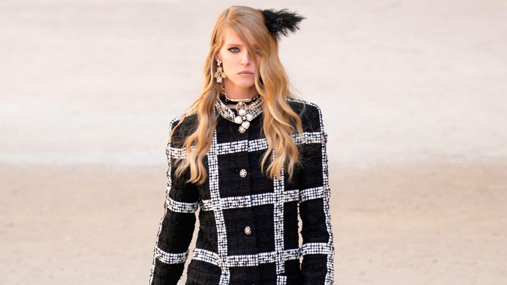 Minifaldas y medias de rejilla: Chanel presenta su colección más 'punk'