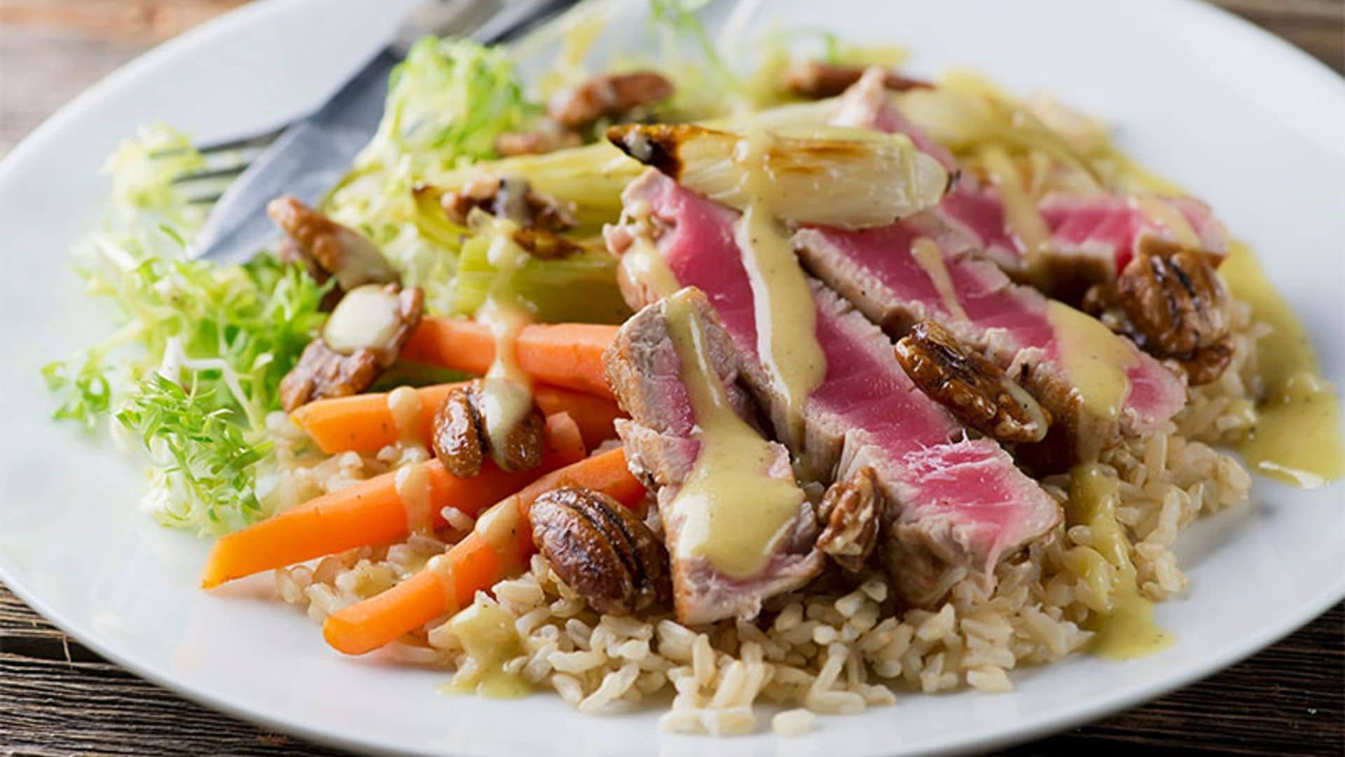 Tataki de atún con arroz y nueces pecanas