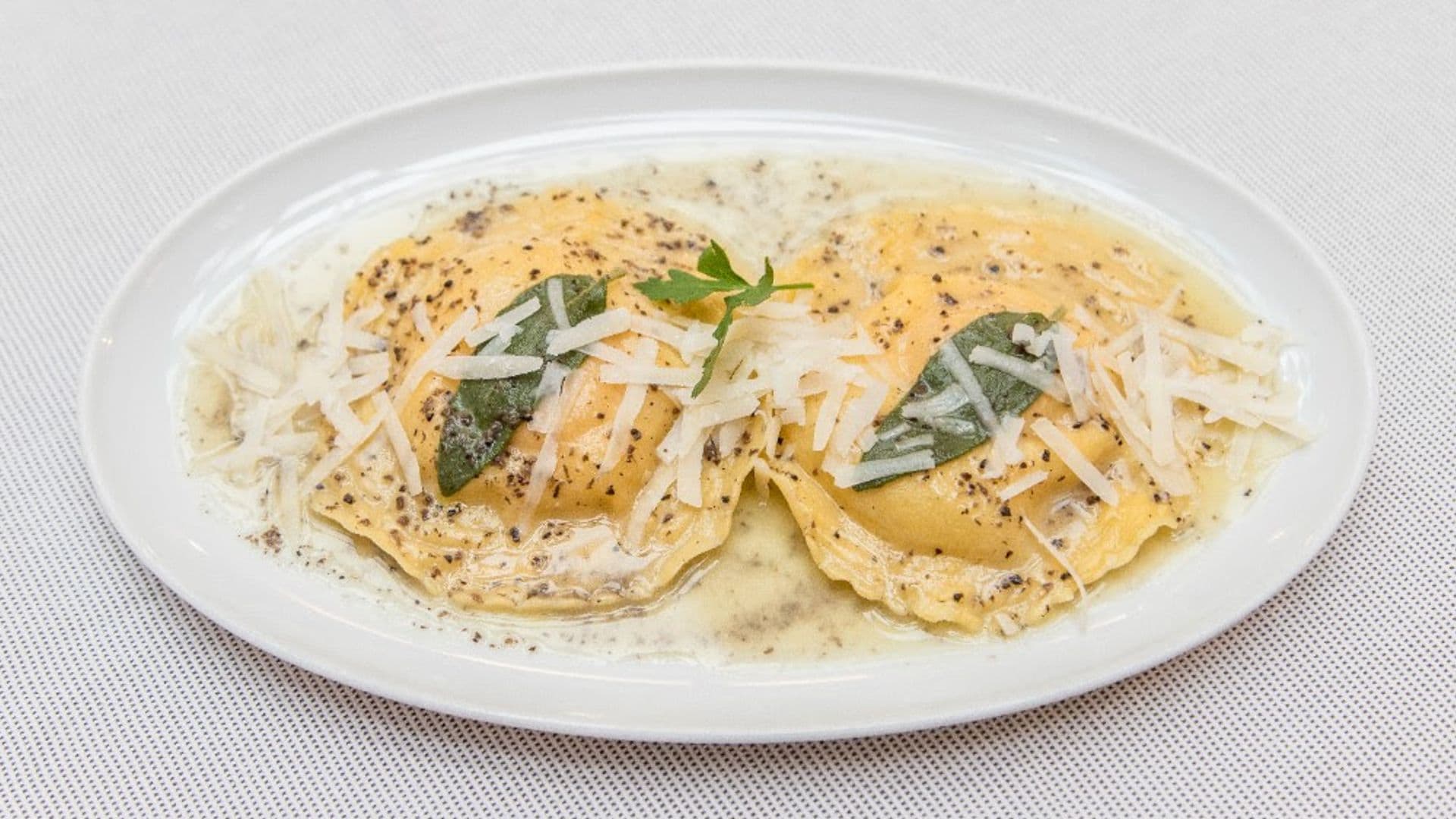 Raviolón de yema de huevo campero, parmesano y trufa negra Grupo Oter Madrid