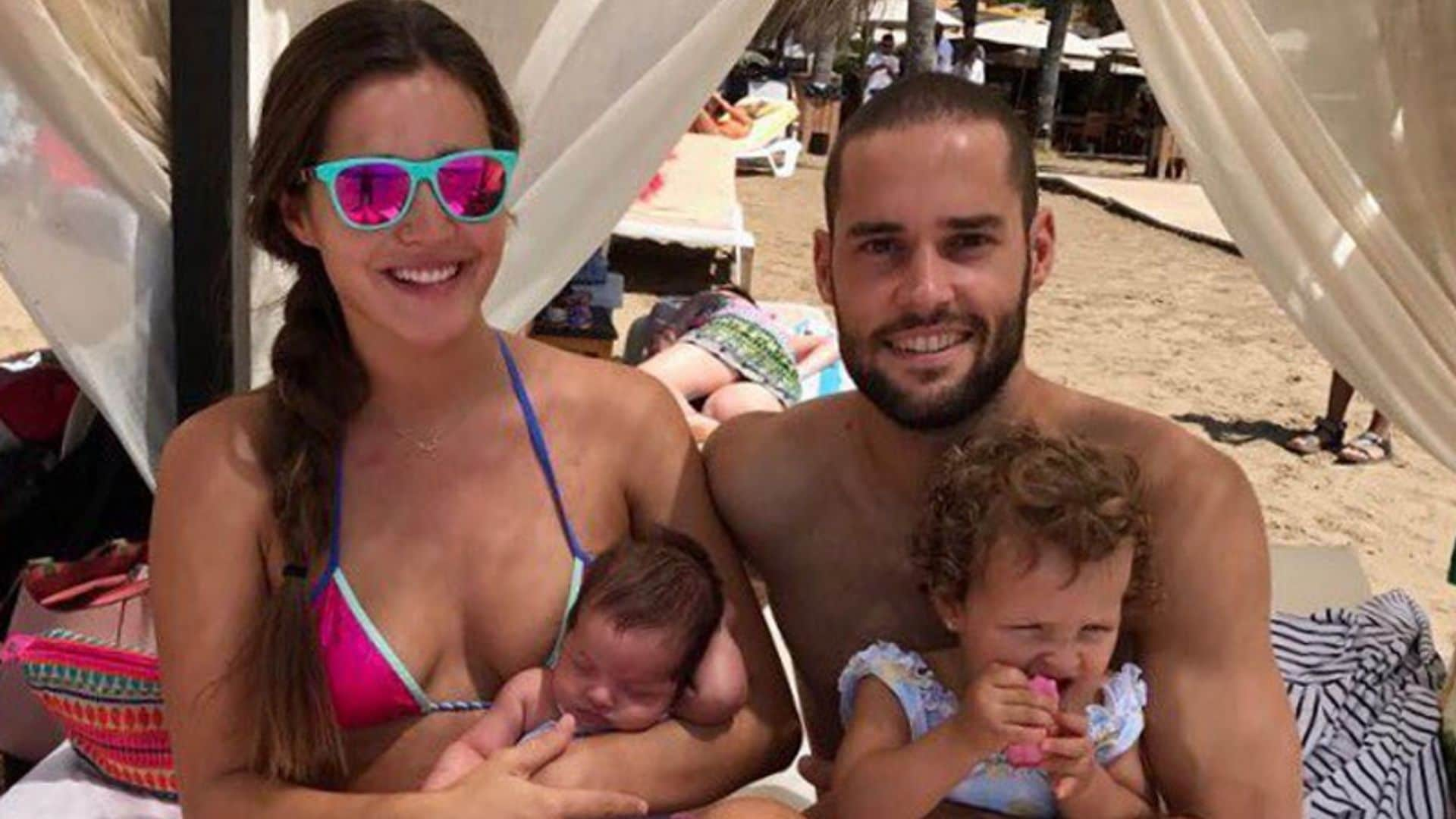 La primera foto de familia de Malena Costa y Mario Suárez: '¡Felices los cuatro!'