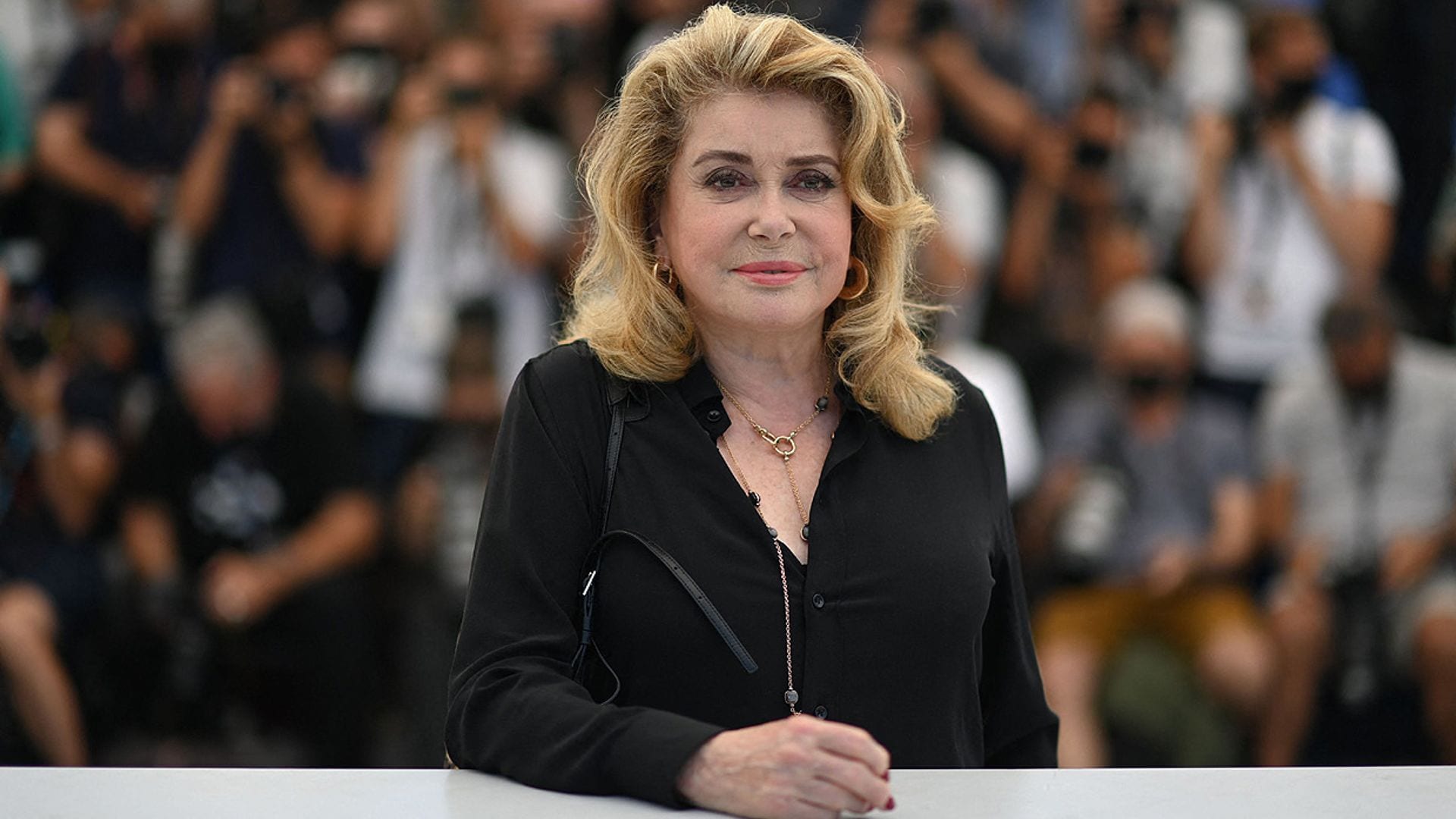 Catherine Deneuve reaparece entre aplausos en Cannes tras el ictus que sufrió hace año y medio